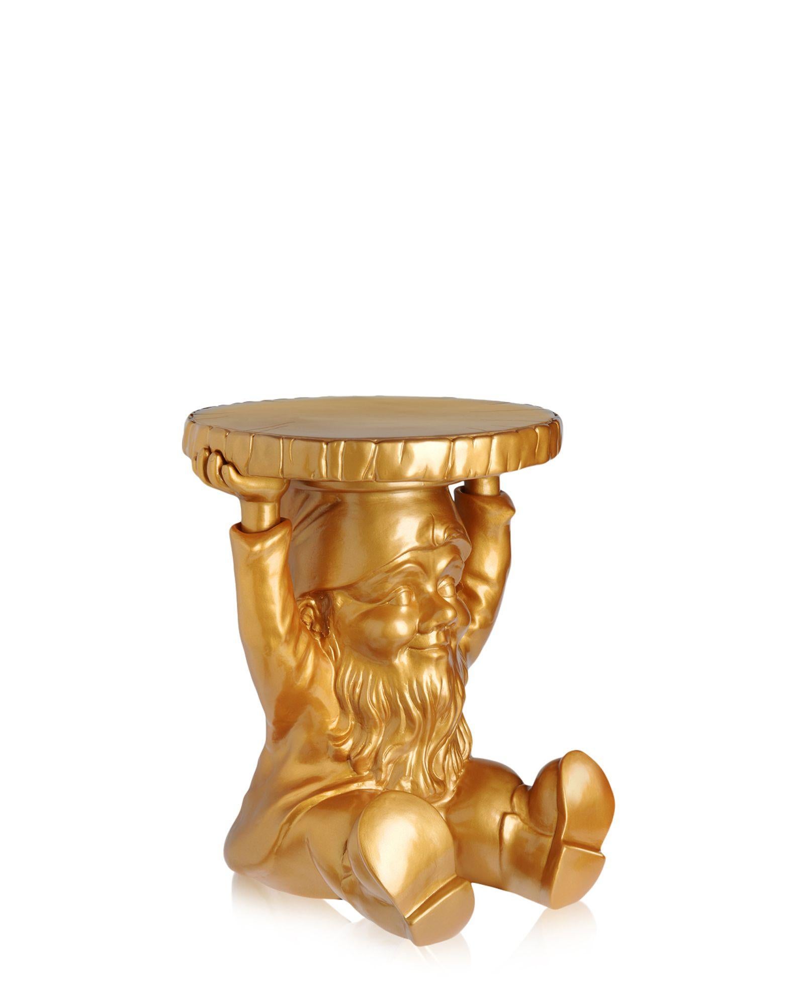 Attila table-stool, is a charismatic personality of striking originality and anti-conformism. Stools and tables which are cute and humorous but with one eye on functionality, thought up to furnish every setting imaginable. The gnome hats, in fact,