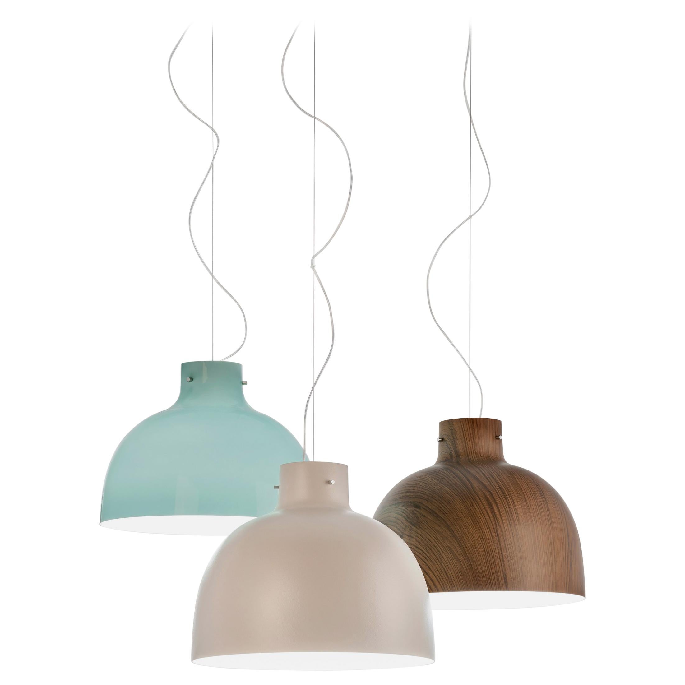 Bellissima è presentata nella versione materiale di colore rosa lucido e bianco.
Bellissima è la collezione di lampade a sospensione dalla linea pulita e contemporanea, disponibile in una gamma di colori chiari e desaturati e con una finitura