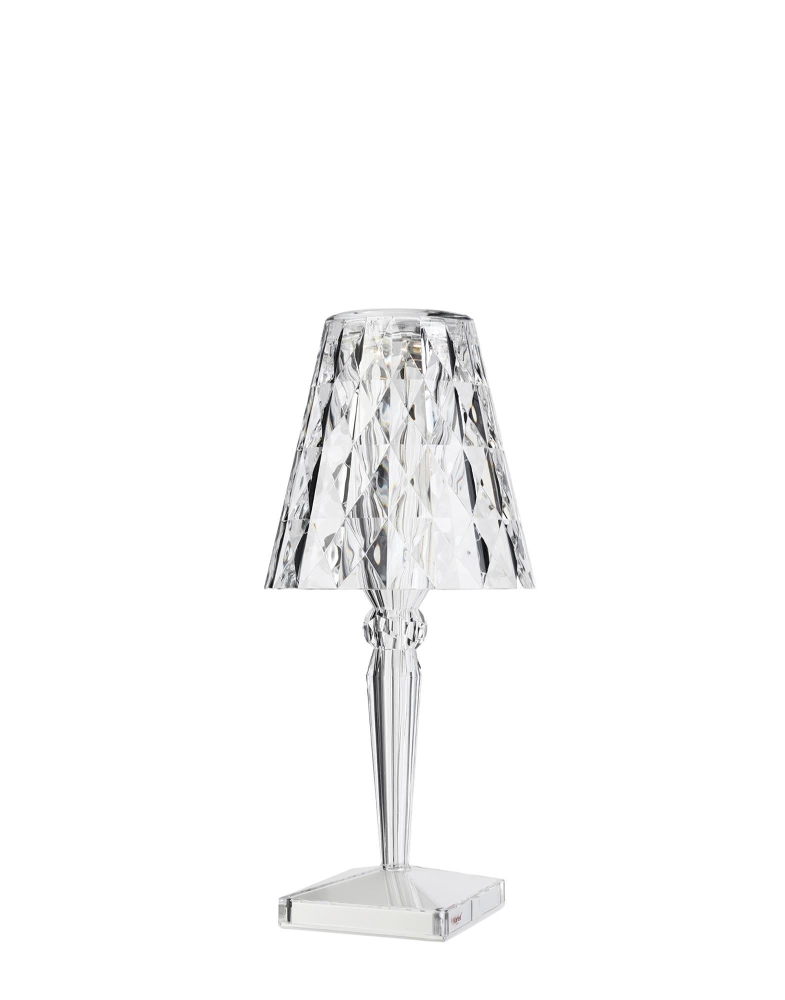 Battery is an iconic compact lampshade. It is made from transparent PMMA and truly embodies innovation, being 100% rechargeable when plugged in and with a battery life of up to 8 hours. This allows it to be moved around extremely easily: perfect for