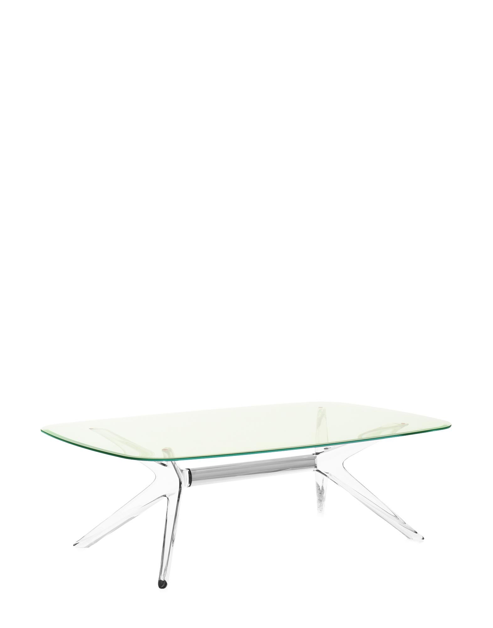 Kartell lifestyle agrémente le salon avec Blast de Philippe Starck, une table basse rectangulaire aux angles arrondis et aux bases et plateaux transparents. Le design est un développement de la table Sir Gio. Le noyau central de la base est