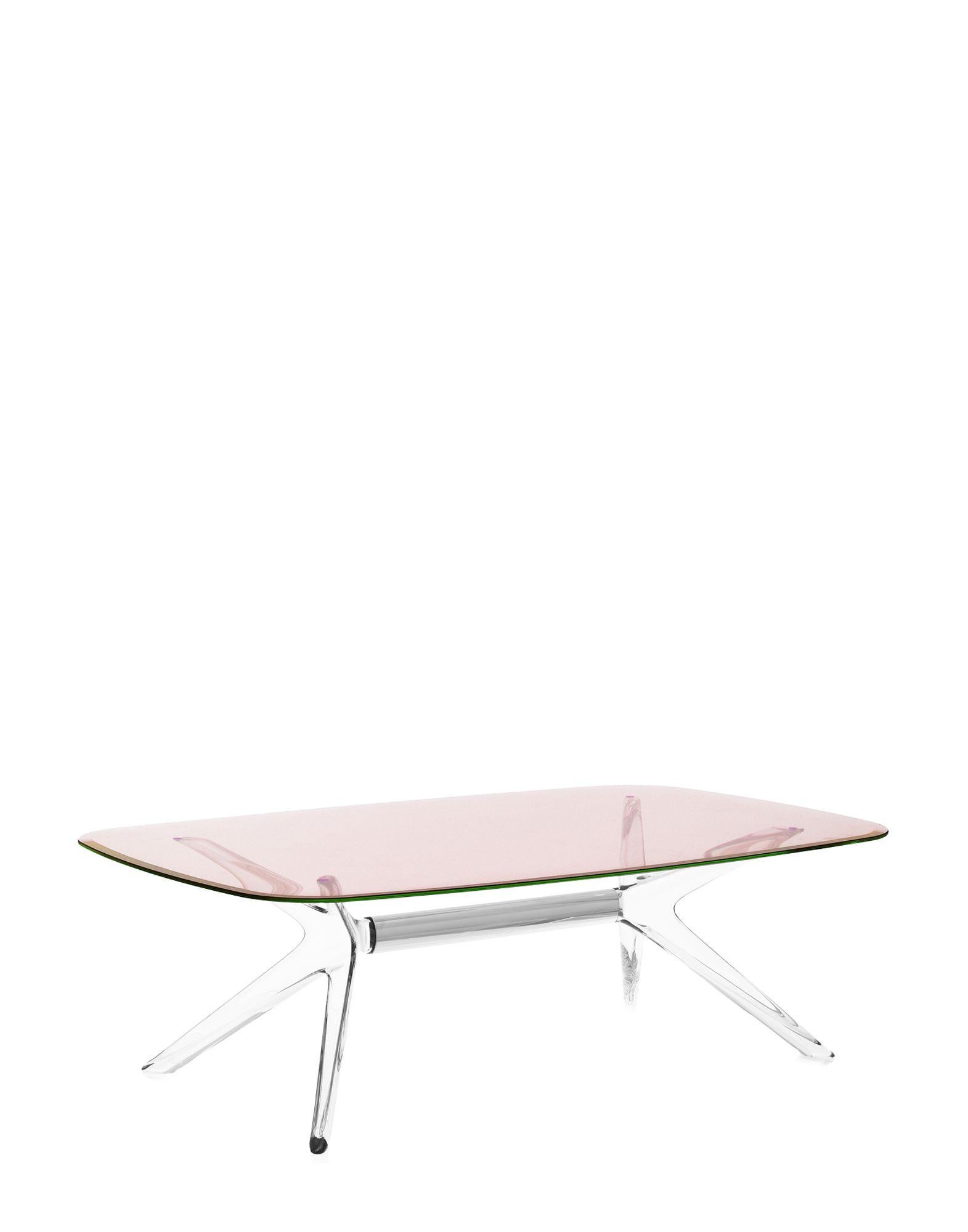 Kartell lifestyle met en valeur le salon avec KARTEL de Philippe Starck, une table basse rectangulaire aux angles arrondis et aux bases et plateaux transparents. Le design est une évolution de la table Sir Gio. Le noyau central de la base est