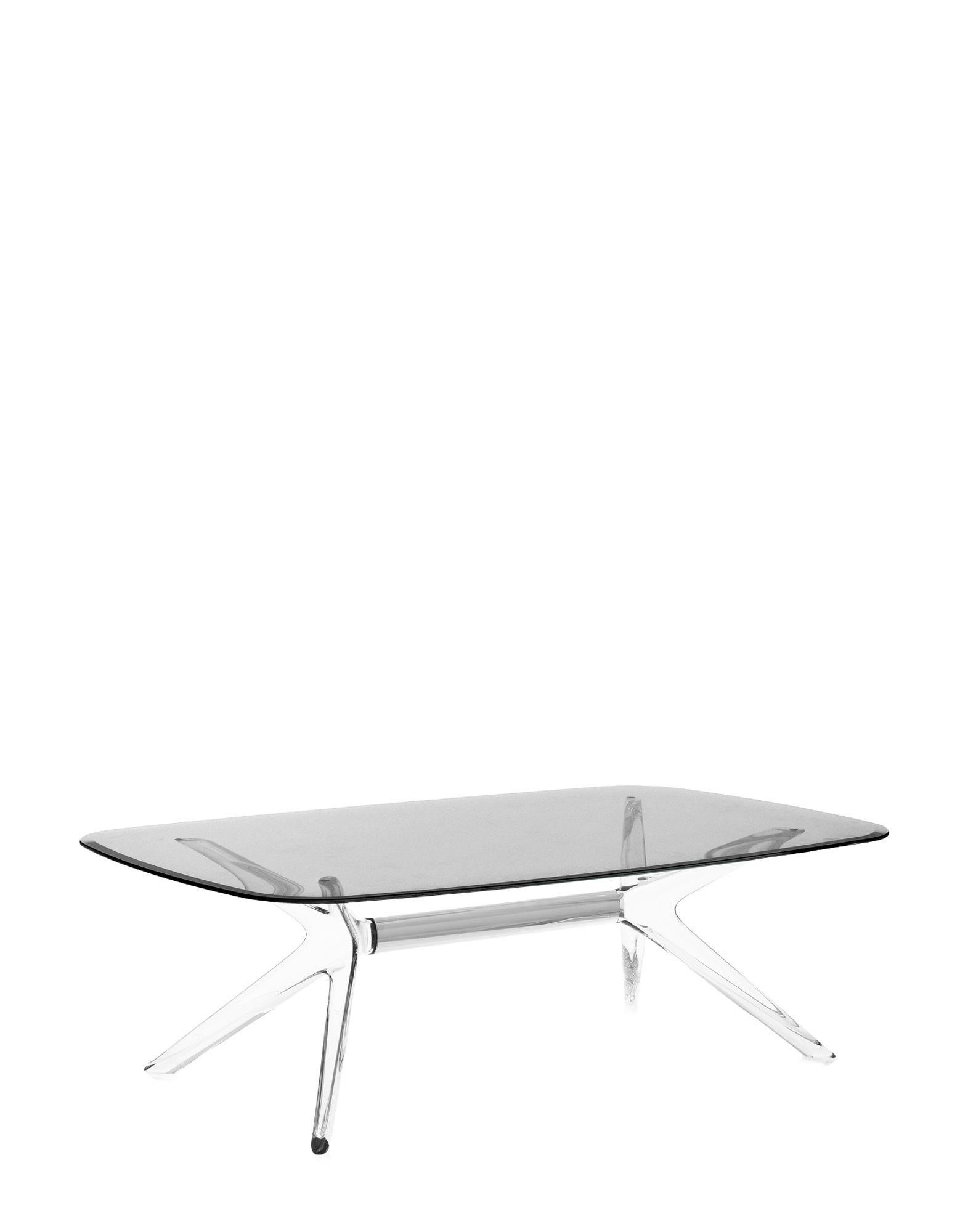 Kartell lifestyle enrichit le salon avec Blast de Philippe Starck, une table basse rectangulaire aux angles arrondis et aux bases et plateaux transparents. Le design est une évolution de la table Sir Gio. Le noyau central de la base est