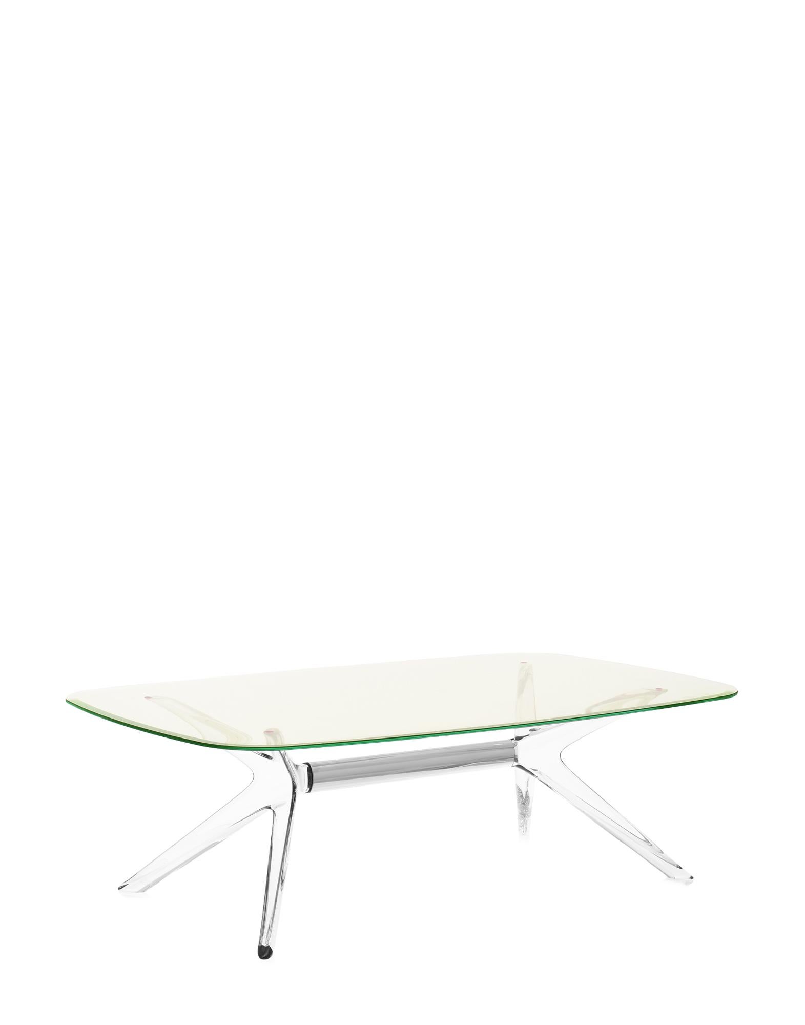 Kartell lifestyle enrichit le salon avec Blast de Philippe Starck, une table basse rectangulaire aux angles arrondis et aux bases et plateaux transparents. Le design est une évolution de la table Sir Gio. Le noyau central de la base est