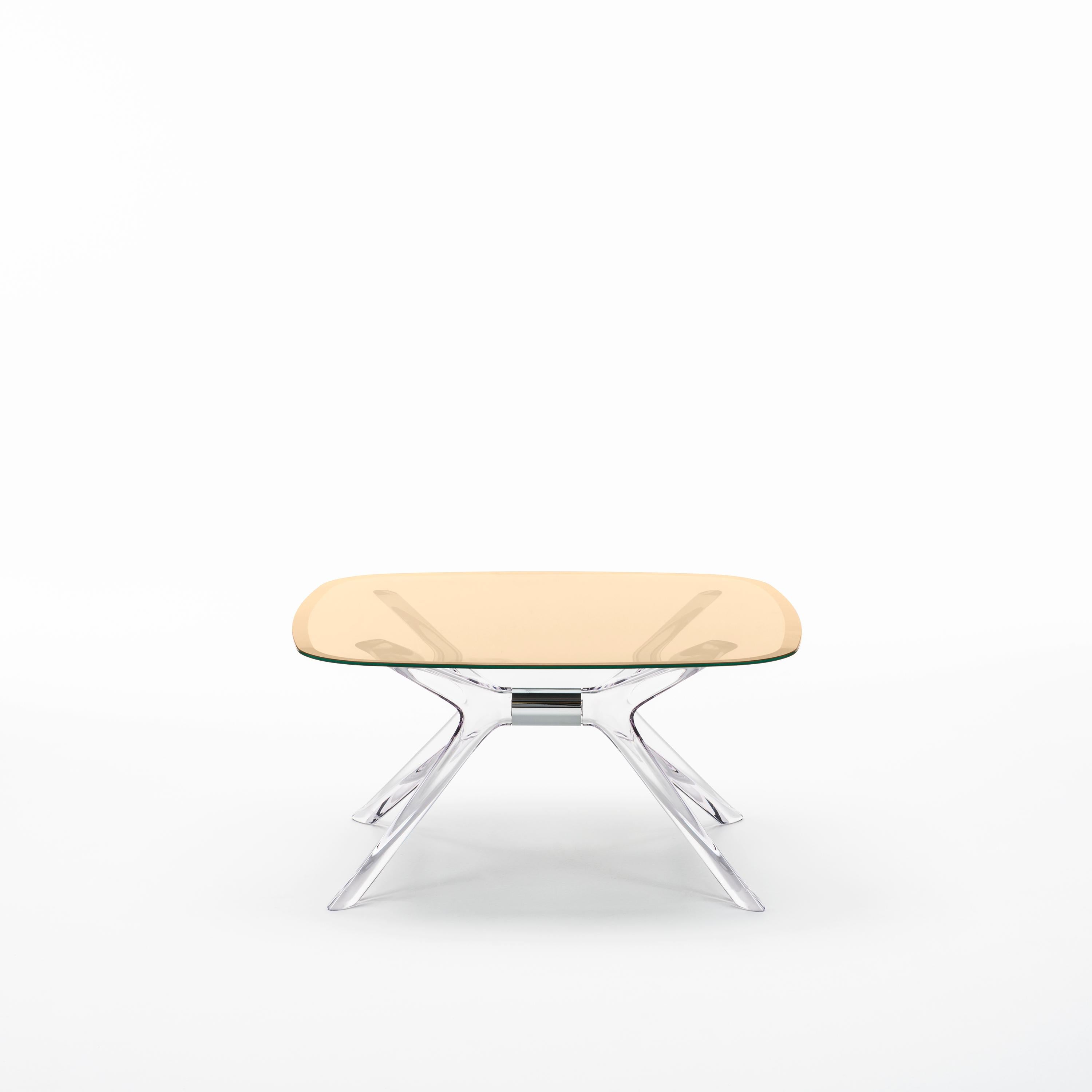 Kartell lifestyle enrichit le salon avec Blast de Philippe Starck, une table basse carrée aux angles arrondis et aux bases et plateaux transparents. Le design est une évolution de la table Sir Gio. Le noyau central de la base est