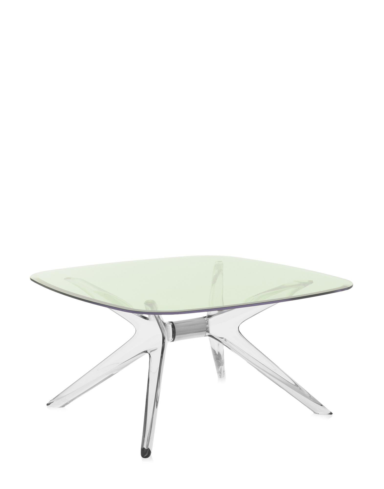 Kartell lifestyle agrémente le salon avec Blast de Philippe Starck, une table basse carrée aux angles arrondis et aux bases et plateaux transparents. Le design est un développement de la table Sir Gio. Le noyau central de la base est