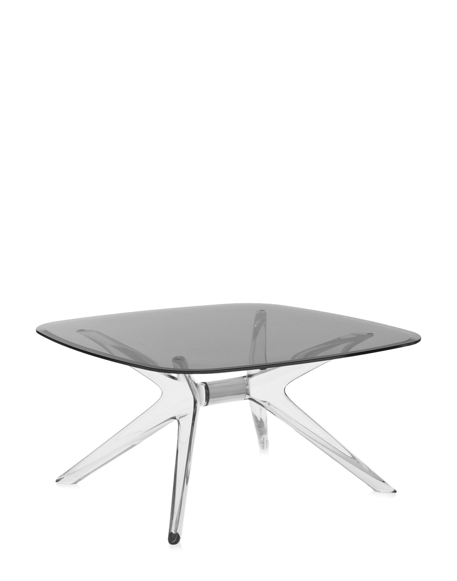 Kartell lifestyle enrichit le salon avec Blast de Philippe Starck, une table basse carrée aux angles arrondis et aux bases et plateaux transparents. Le design est une évolution de la table Sir Gio. Le noyau central de la base est