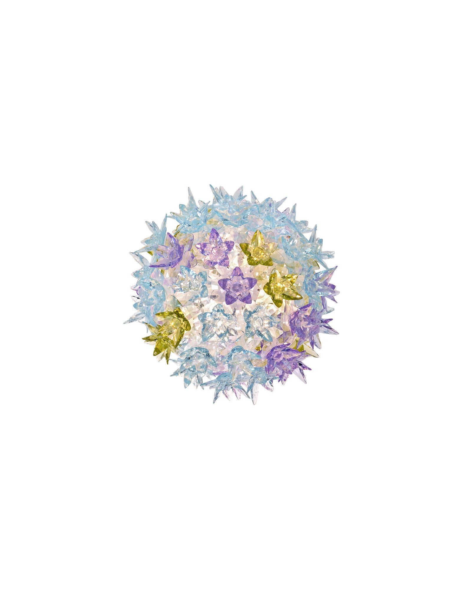 Bloom ist ein röhrenförmiges Polycarbonatgerüst, das vollständig von einer Struktur aus winzigen, transparenten Doppelkronenblüten aus Polycarbonat bedeckt ist. Das Ergebnis ist eine industriell gefertigte Leuchte mit den Formen und der