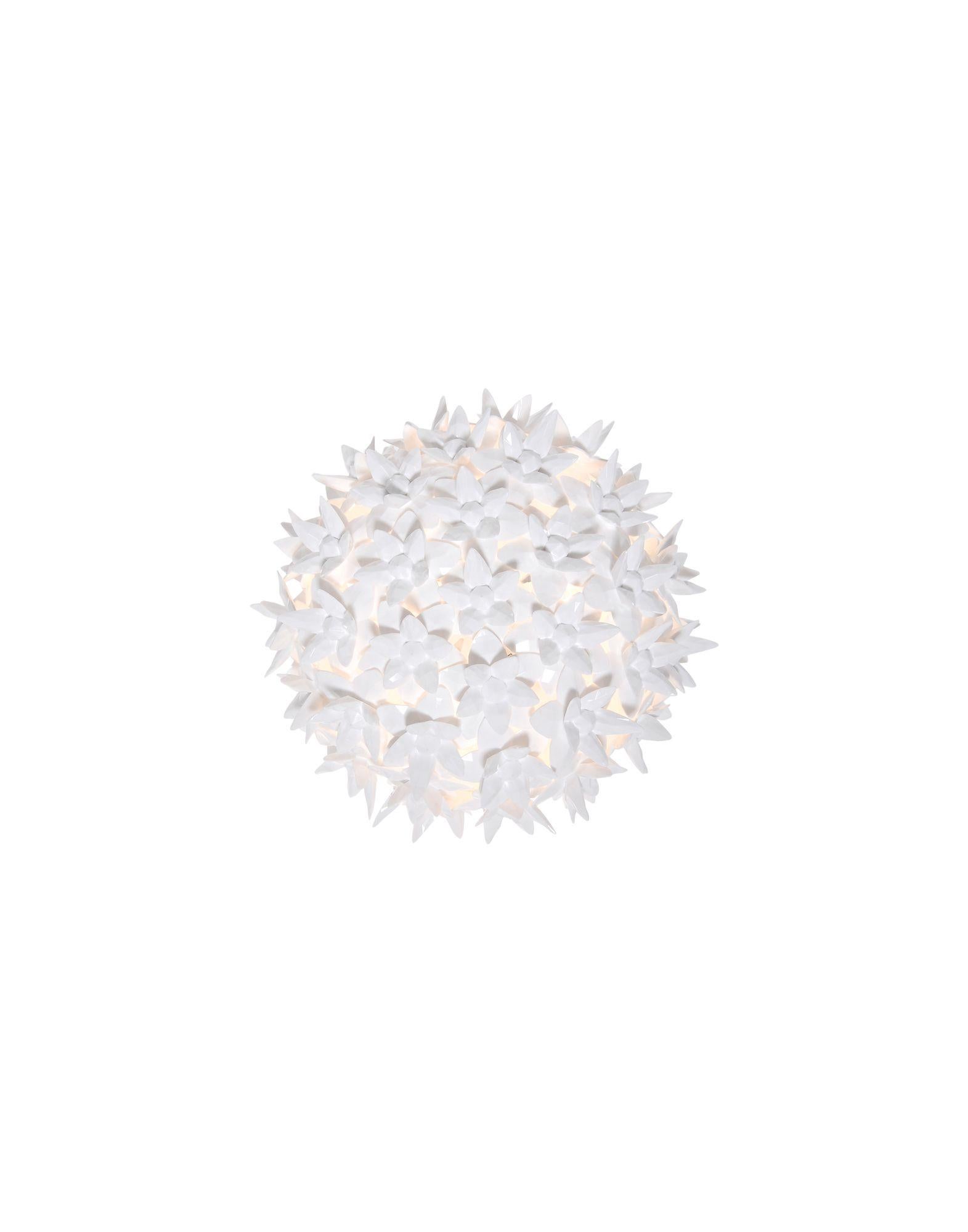 Bloom ist ein röhrenförmiges Polycarbonatgerüst, das vollständig von einer Struktur aus winzigen, transparenten Doppelkronenblüten aus Polycarbonat bedeckt ist. Das Ergebnis ist eine industriell gefertigte Leuchte mit den Formen und der