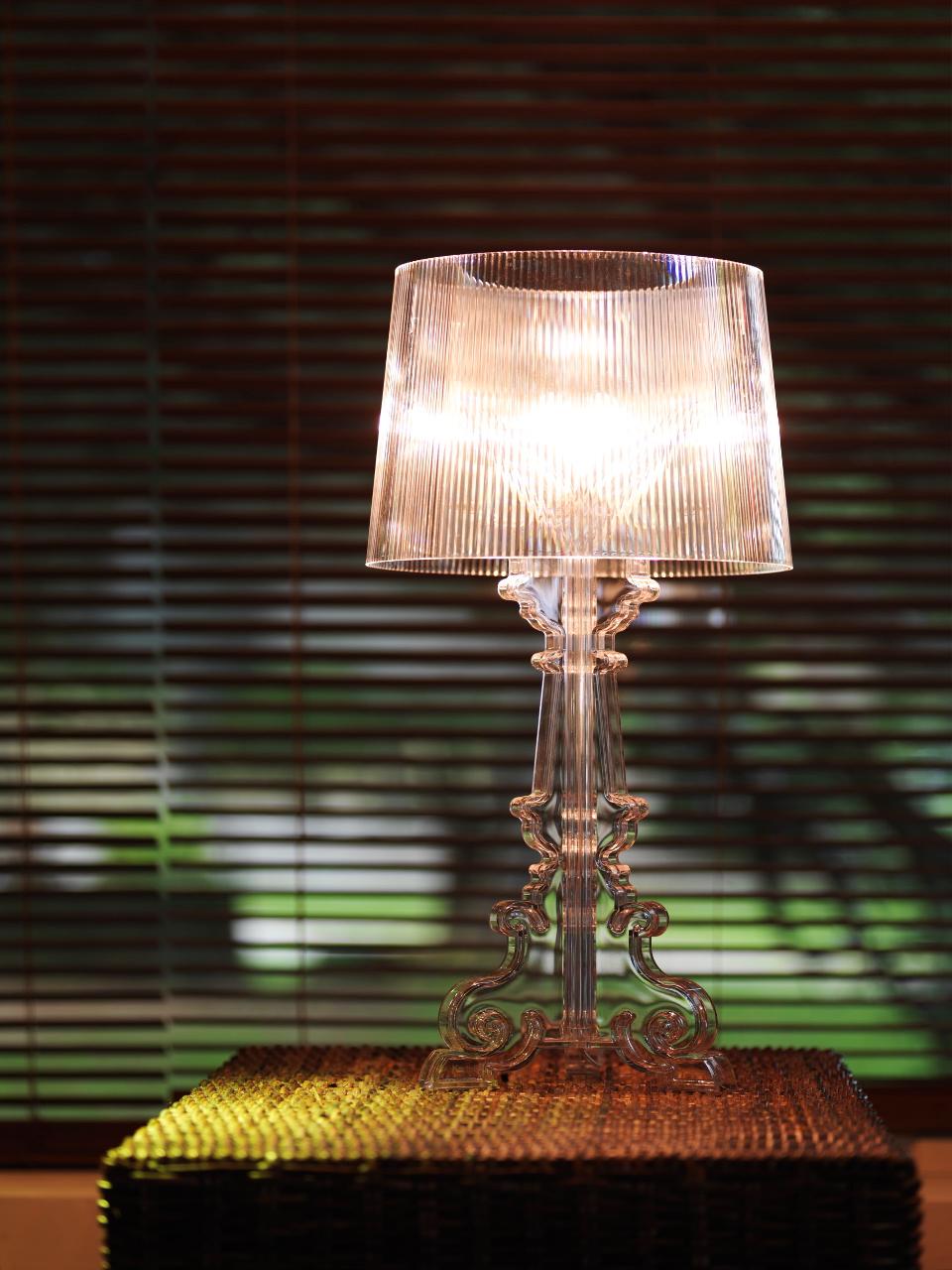 Lámpara de estilo inimitable, Bourgie es uno de los best sellers de Kartell, que combina hábilmente el estilo clásico, la riqueza y la tradición con la innovación y la ironía. La base de estilo barroco se compone de tres capas decoradas