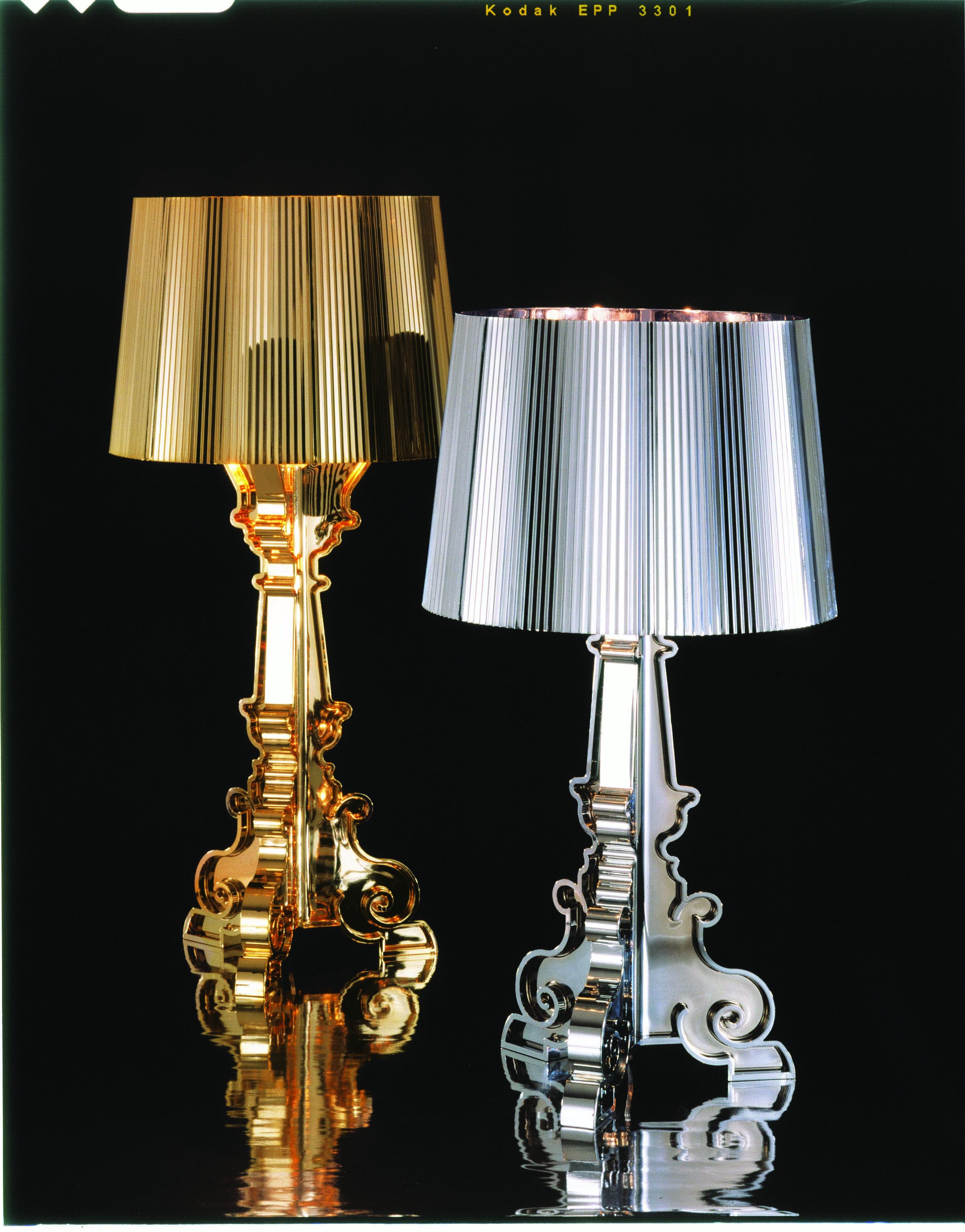 Lampe au style inimitable, Bourgie est l'une des meilleures ventes de Kartell, combinant habilement le style classique, la richesse et la tradition avec l'innovation et l'ironie. La base de style baroque est composée de trois couches décorées