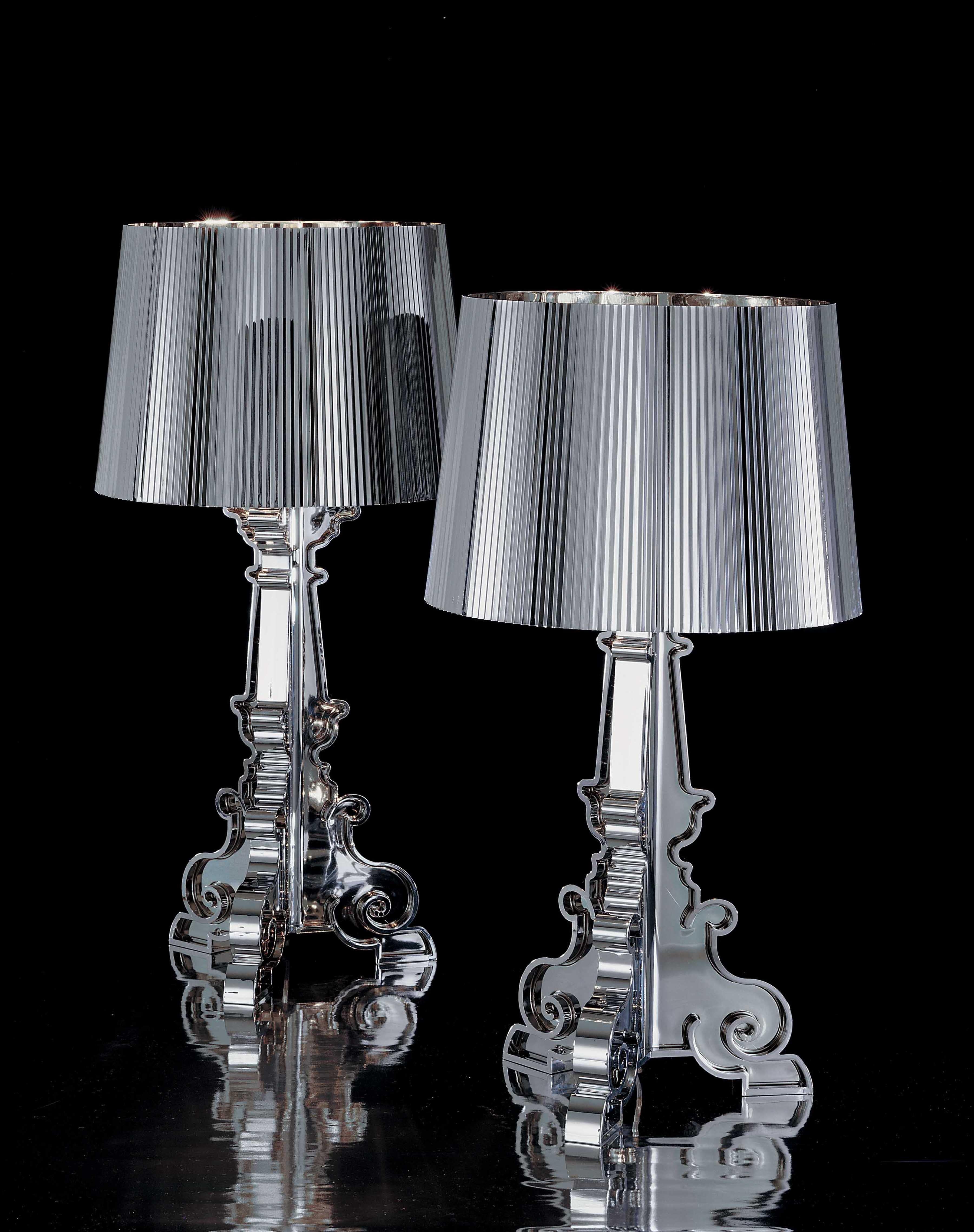 Lampe au style inimitable, Bourgie est l'une des meilleures ventes de Kartell, combinant habilement le style classique, la richesse et la tradition avec l'innovation et l'ironie. La base de style baroque est composée de trois couches décorées