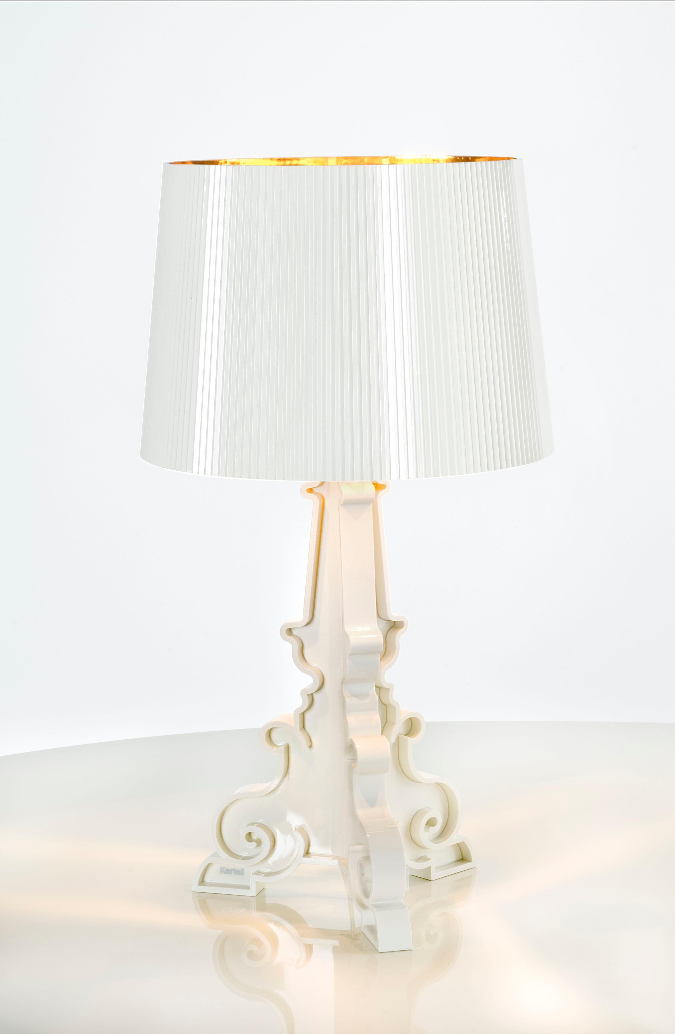Lámpara de estilo inimitable, Bourgie es uno de los best sellers de Kartell, que combina hábilmente el estilo clásico, la riqueza y la tradición con la innovación y la ironía. La base de estilo barroco se compone de tres capas decoradas