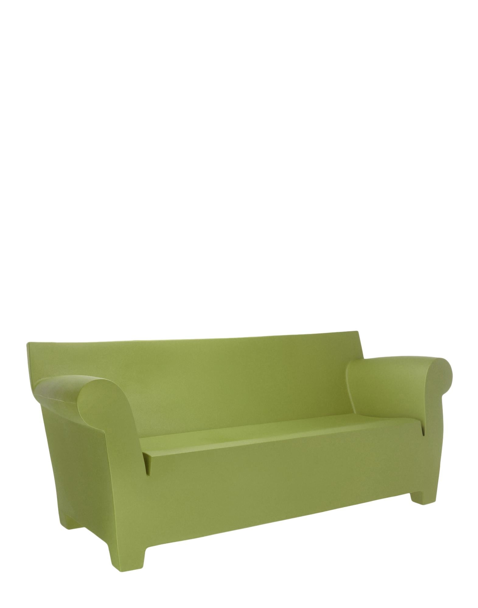 A veritable icon made by Kartell, the mass-tinted polypropylene Bubble club sofa was a Pioneer of a new concept in furniture accessories: the Industrial sofa made entirely of plastic. Technology and research made it possible for Kartell to mass