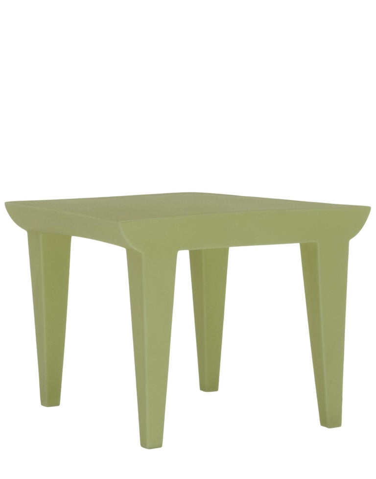 Bubble club side table in green.

Dimensions: Height 30.75 in, width 23.65 in, depth 29.5 in.; Unit weight: 5.5 kg. Made of: Polyethylene. Outdoor use.