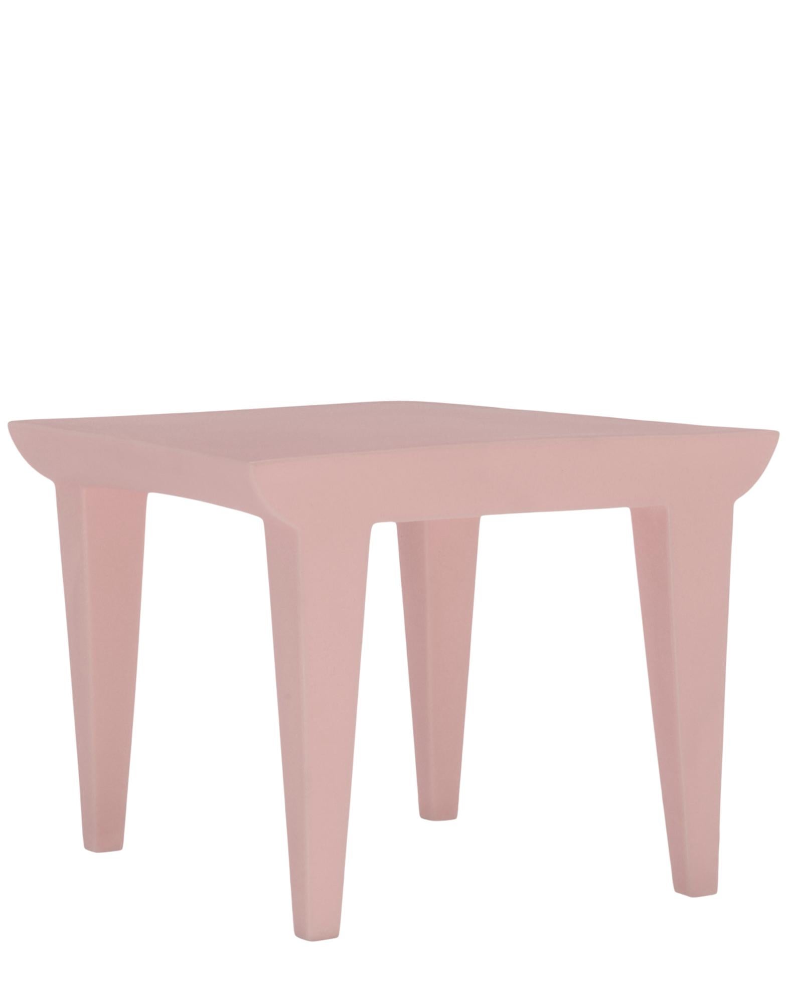 Bubble club side table in powder.

Dimensions: Height 30.75 in, width 23.65 in, depth 29.5 in.; unit weight: 5.5 kg. Made of: Polyethylene. Outdoor use.