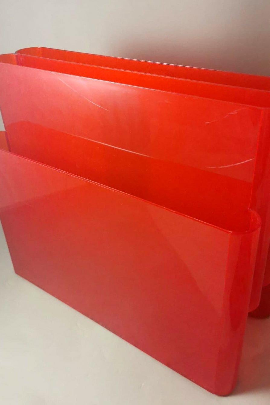 Porte-revues Kartell par Giotto Stoppino en plexiglas rouge transparent 3