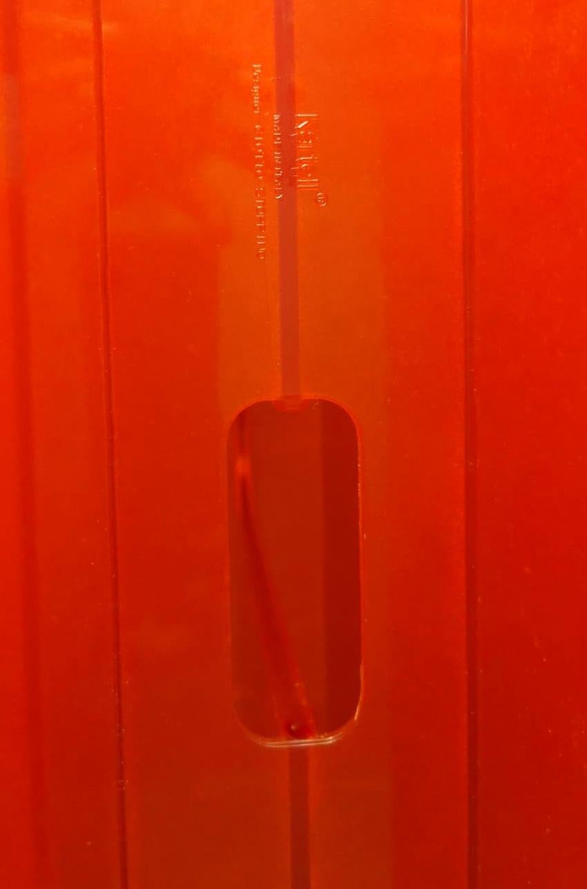 Porte-revues Kartell par Giotto Stoppino en plexiglas rouge transparent 4