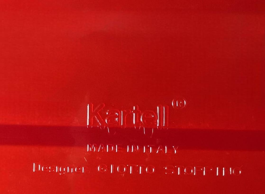 Porte-revues Kartell par Giotto Stoppino en plexiglas rouge transparent 5