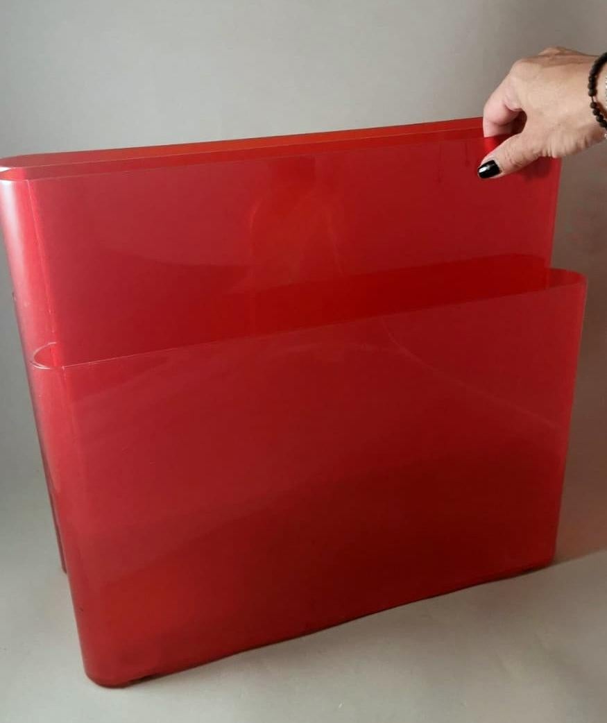 Porte-revues Kartell par Giotto Stoppino en plexiglas rouge transparent 6