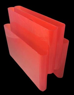 Porte-revues Kartell par Giotto Stoppino en plexiglas rouge transparent