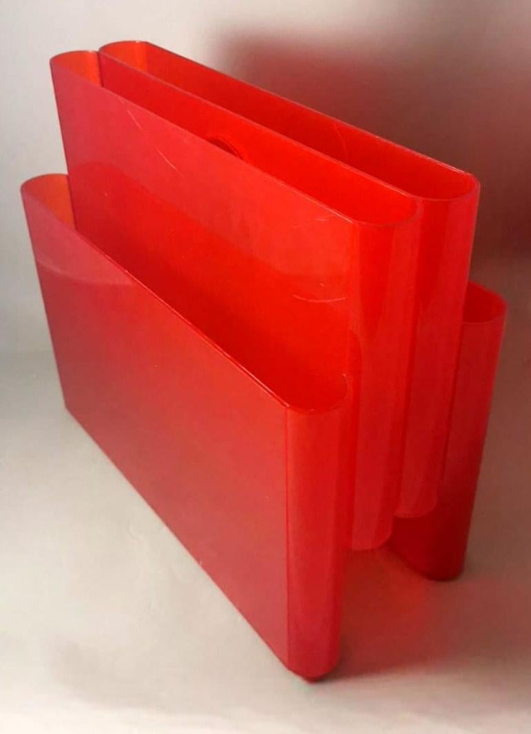 Pressé Porte-revues Kartell par Giotto Stoppino en plexiglas rouge transparent