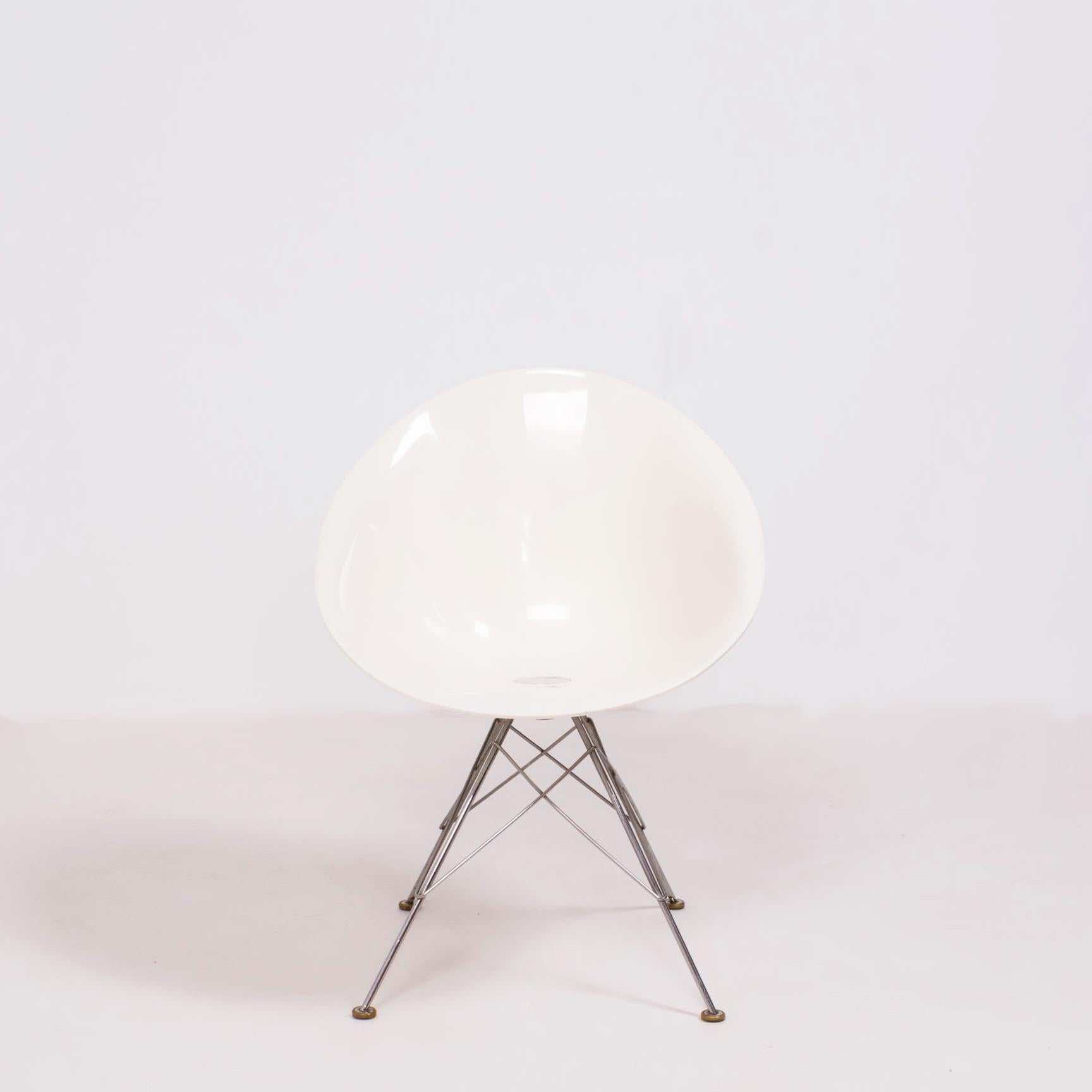 Originally designed by Philippe Starck for Kartell in 1999 the Ero/S chair is inspired by the 1960s but has quickly become a modern design Classic.

With an organic shape, the oval seat is constructed from white Polycarbonate that sits atop a