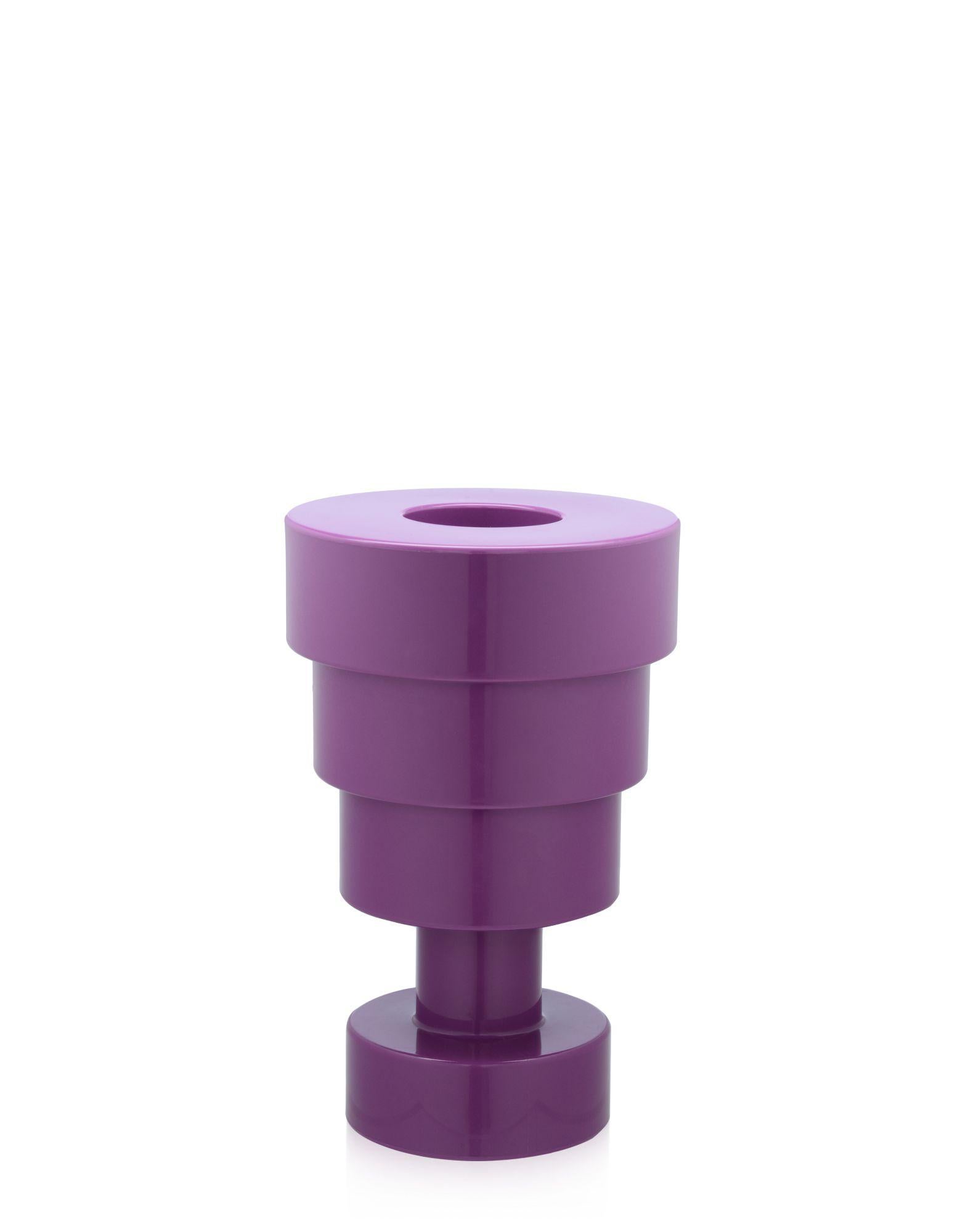 Die Vase Calice ist Teil der Kollektion Kartell goes Sottsass - A Tribute to Memphis