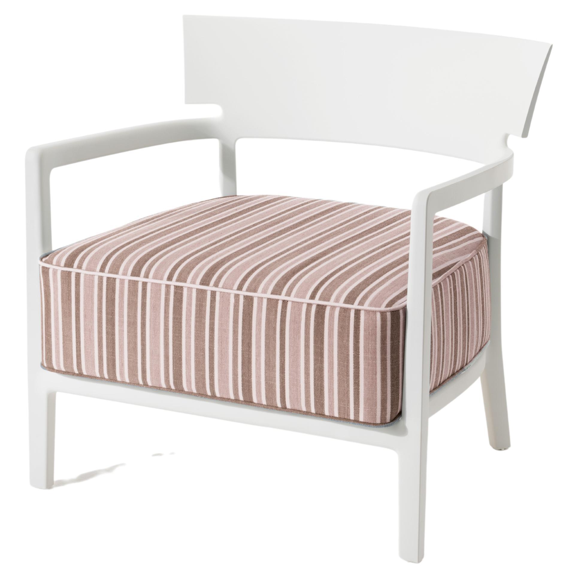  Cara ist der Sessel für das Wohnzimmer, der die Strenge der klassischen Linien mit dem Komfort des Sitzes verbindet, der sich durch das große, hohe Kissen auszeichnet, das maximalen Komfort bietet. 
Cara ist sowohl für den Innen- als auch für den