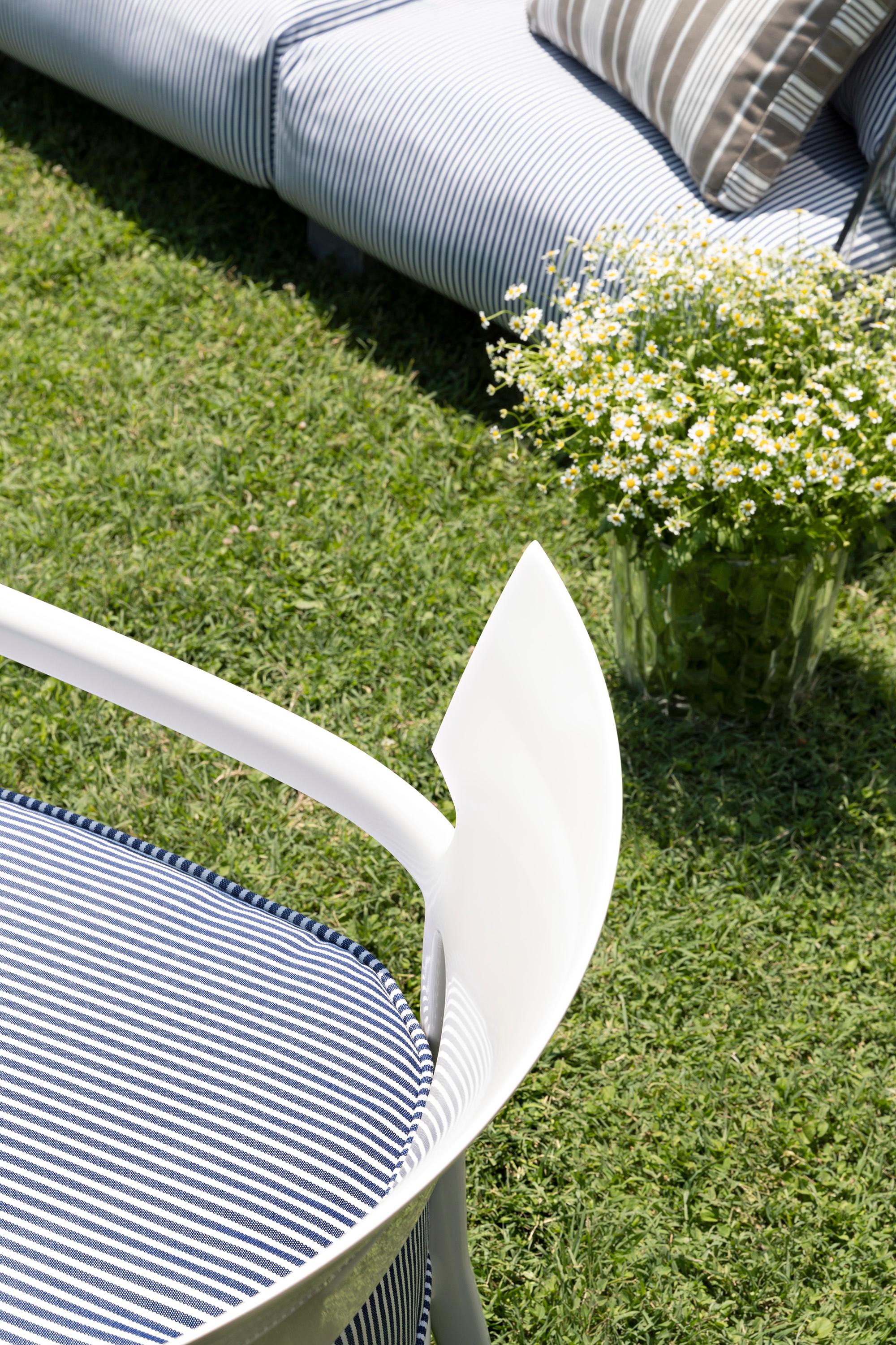 Kartell Cara Outdoor-Stuhl von Philippe Starck mit Sergio Schito in Blau-Orange (Stoff) im Angebot