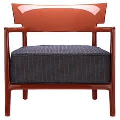 Chaise d'extérieur Kartell Cara de Philippe Starck avec Sergio Schito en bleu et orange