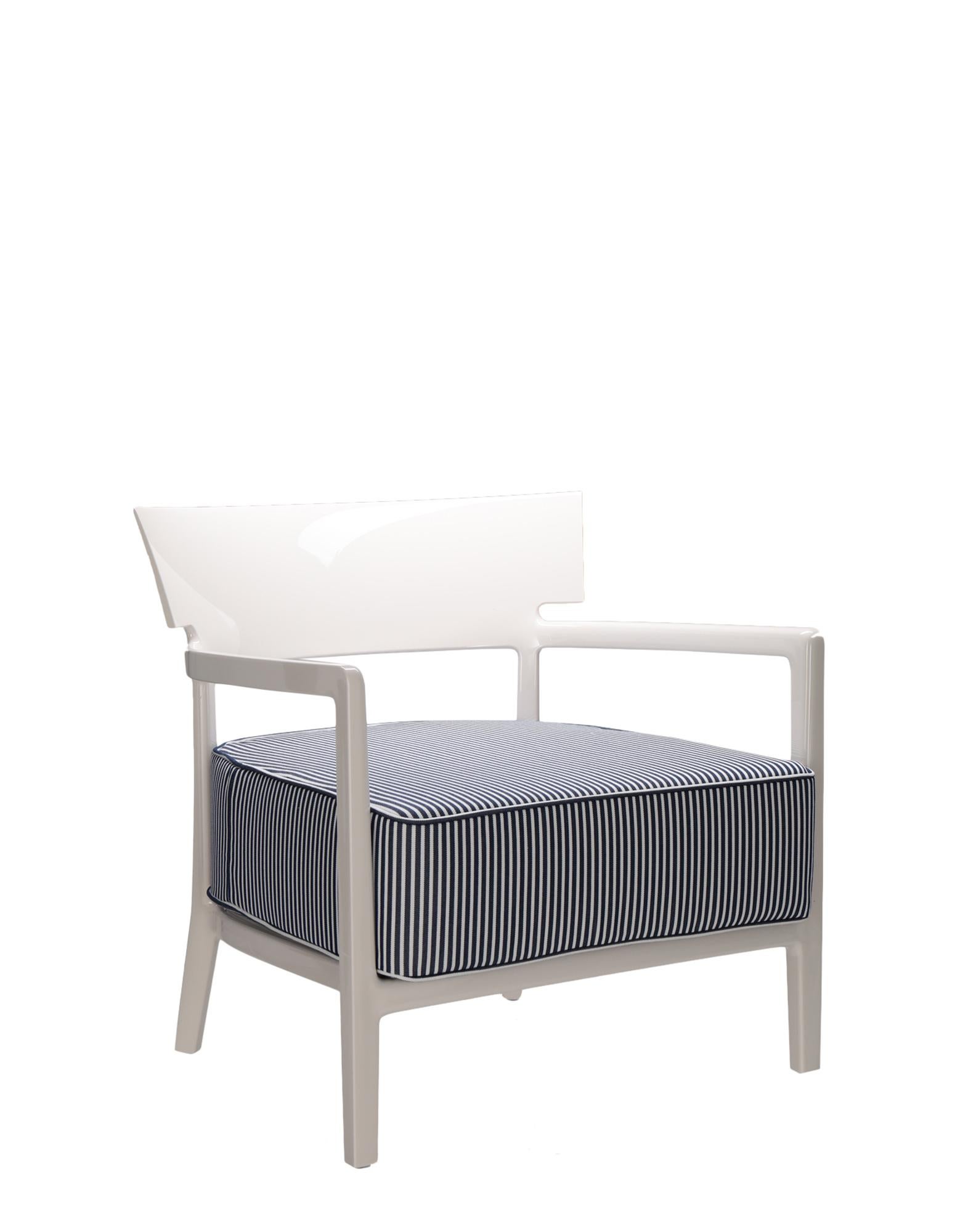 Im Sessel Cara umschließen klassisch strenge Linien eine bequeme Sitzfläche. Die perfekte Kombination aus Formalismus und technologischer Innovation für ein originelles Produkt mit industrieller Ausstrahlung, das die Palette der weichen