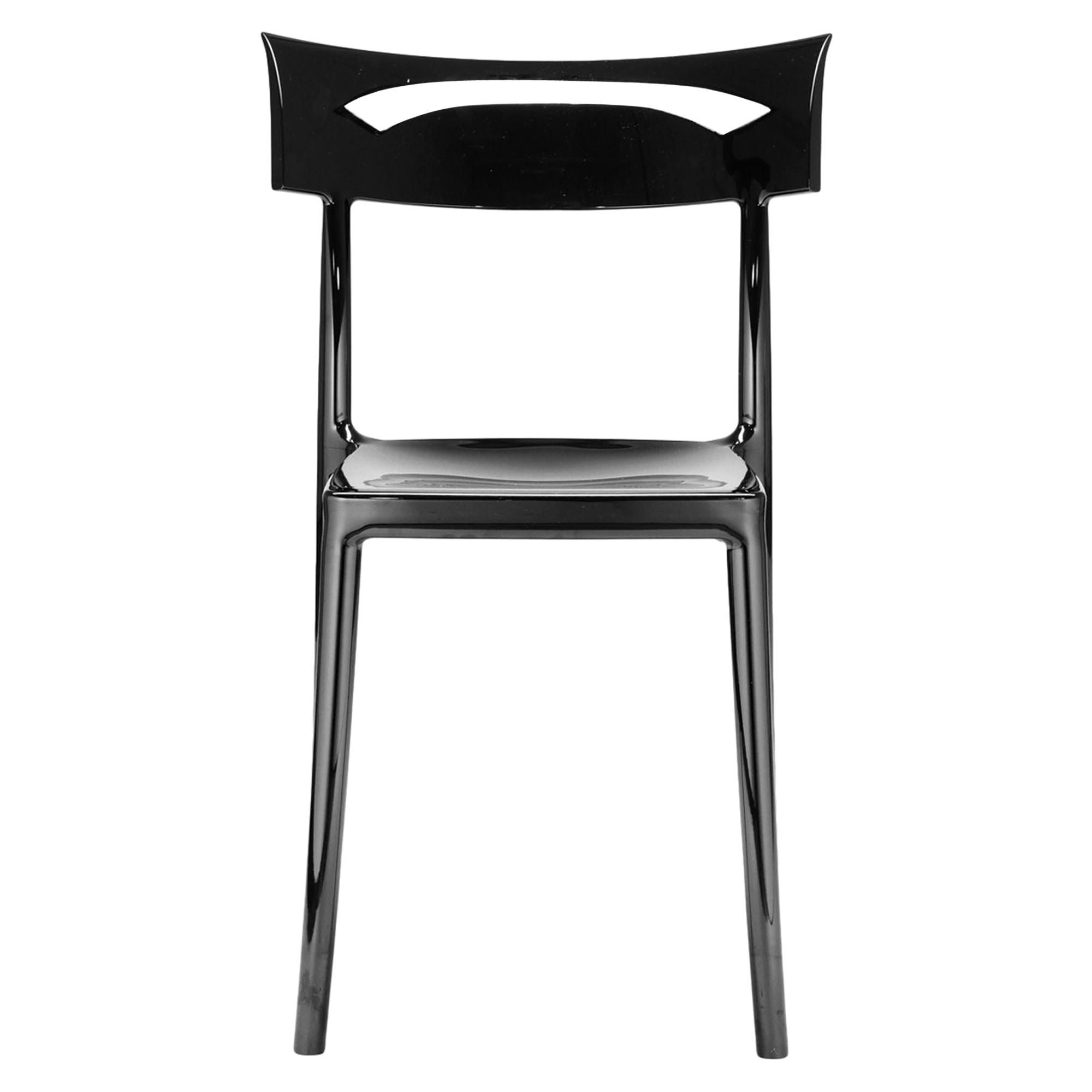 Chaise de marche Kartell chat noire de Philippe Starck avec Sergio Schito