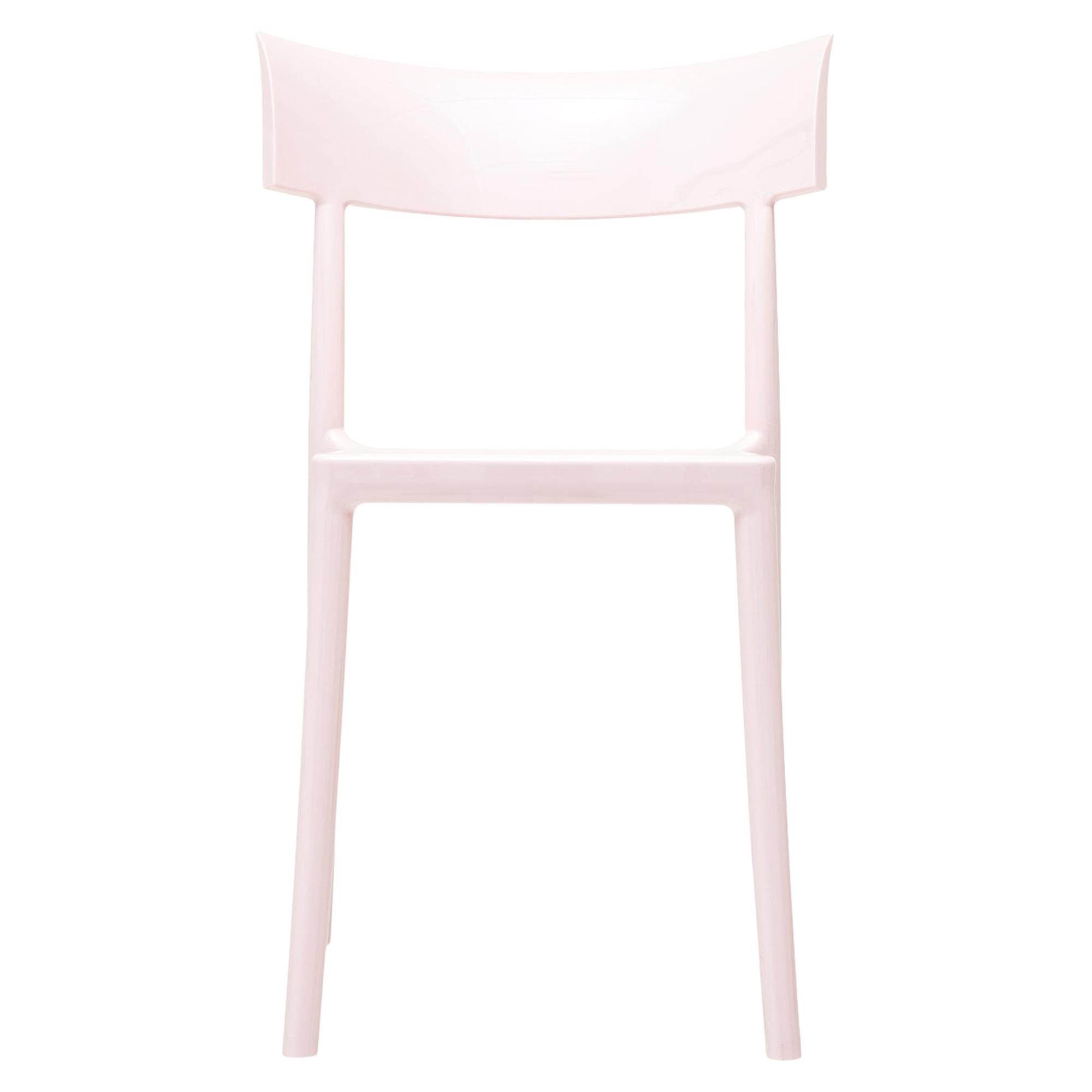 Chaise de promenade Kartell en rose avec chat de Philippe Starck et Sergio Schito