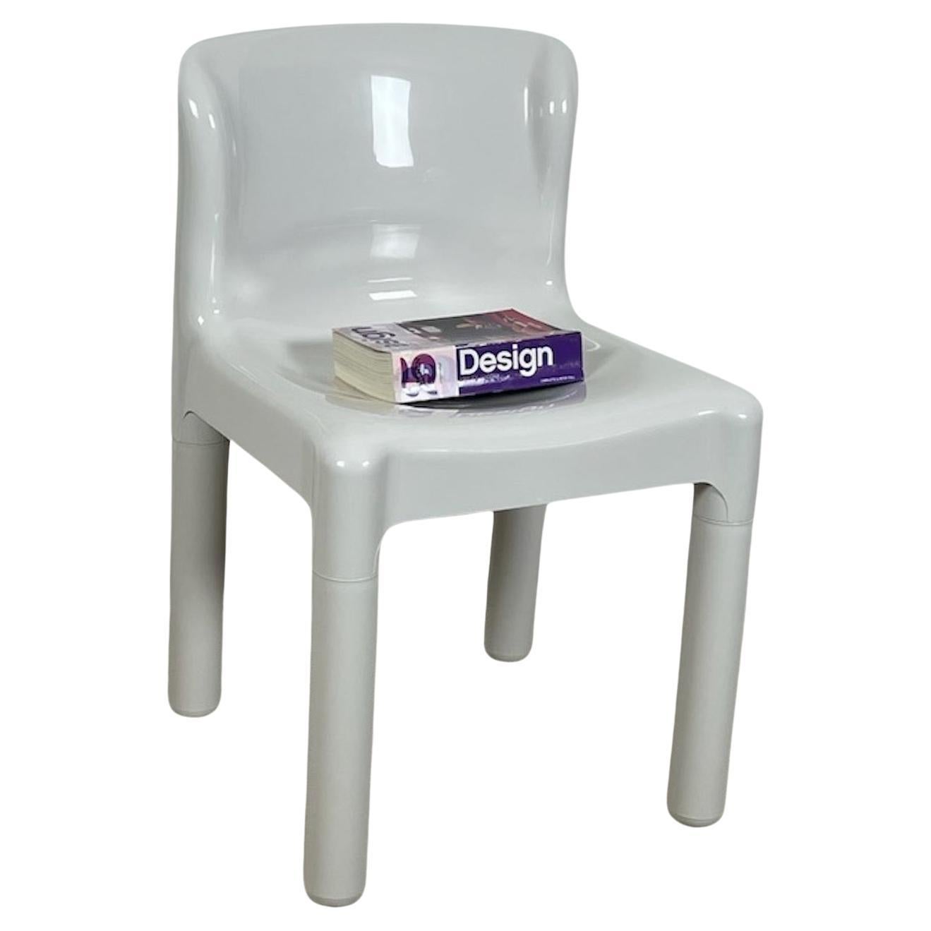 Das Modell 4875 ist der erste Stuhl der Welt, der aus spritzgegossenem Polypropylen hergestellt wird. Carlo Bartoli entwarf ihn 1970, Kartell begann 1974 mit der Produktion, und der Stuhl wurde aufgrund seines innovativen Designs und der Qualität