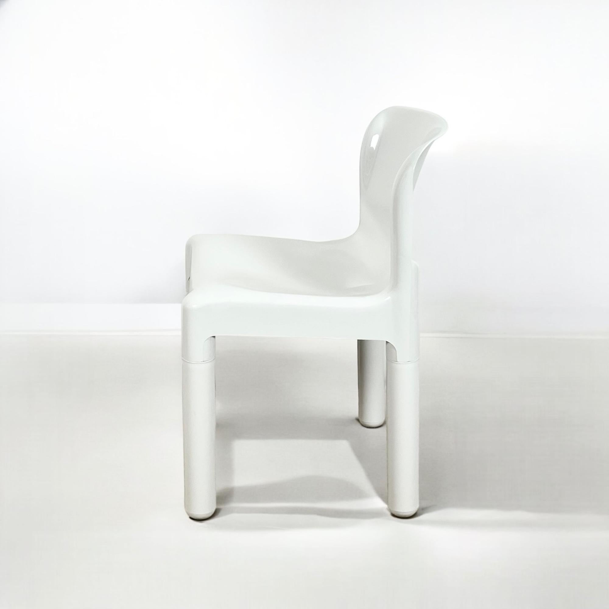La silla Modelo 4875 es la primera silla del mundo fabricada con polipropileno moldeado por inyección. Carlo Bartoli la diseñó en 1970, Kartell empezó a fabricarla en 1974 y la silla tuvo un enorme éxito en todo el mundo por su diseño innovador y la