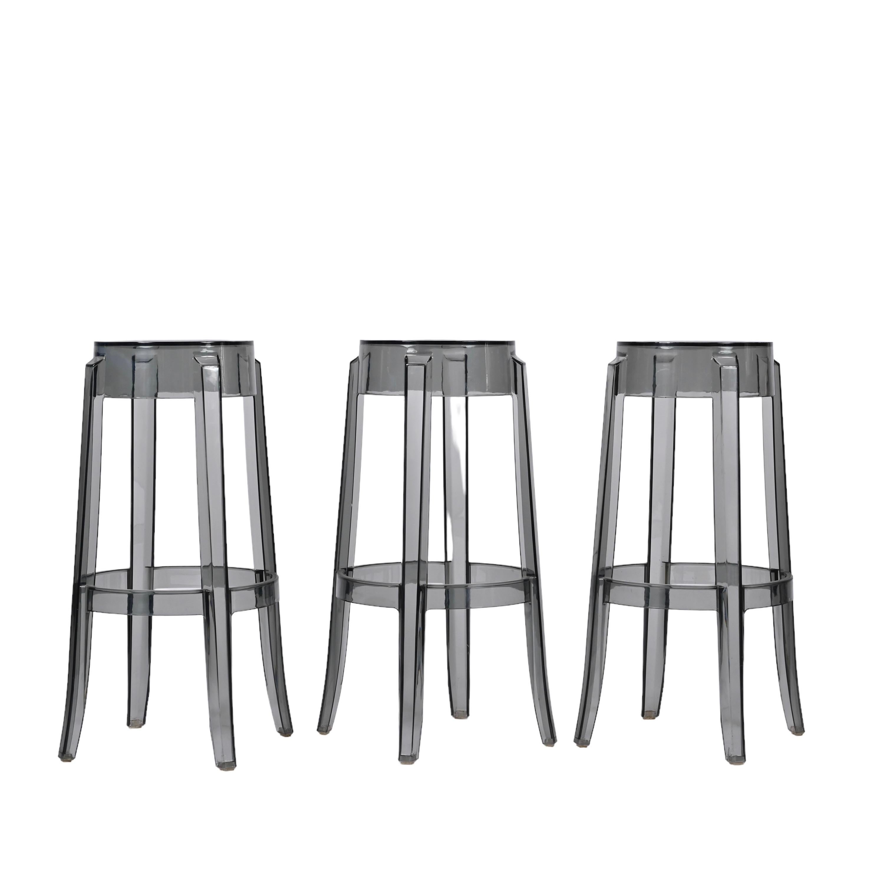 Kartell Charles Ghost Large Stools in Smoke Grey by Philippe Starck, Italy In Good Condition For Sale In Roma, IT