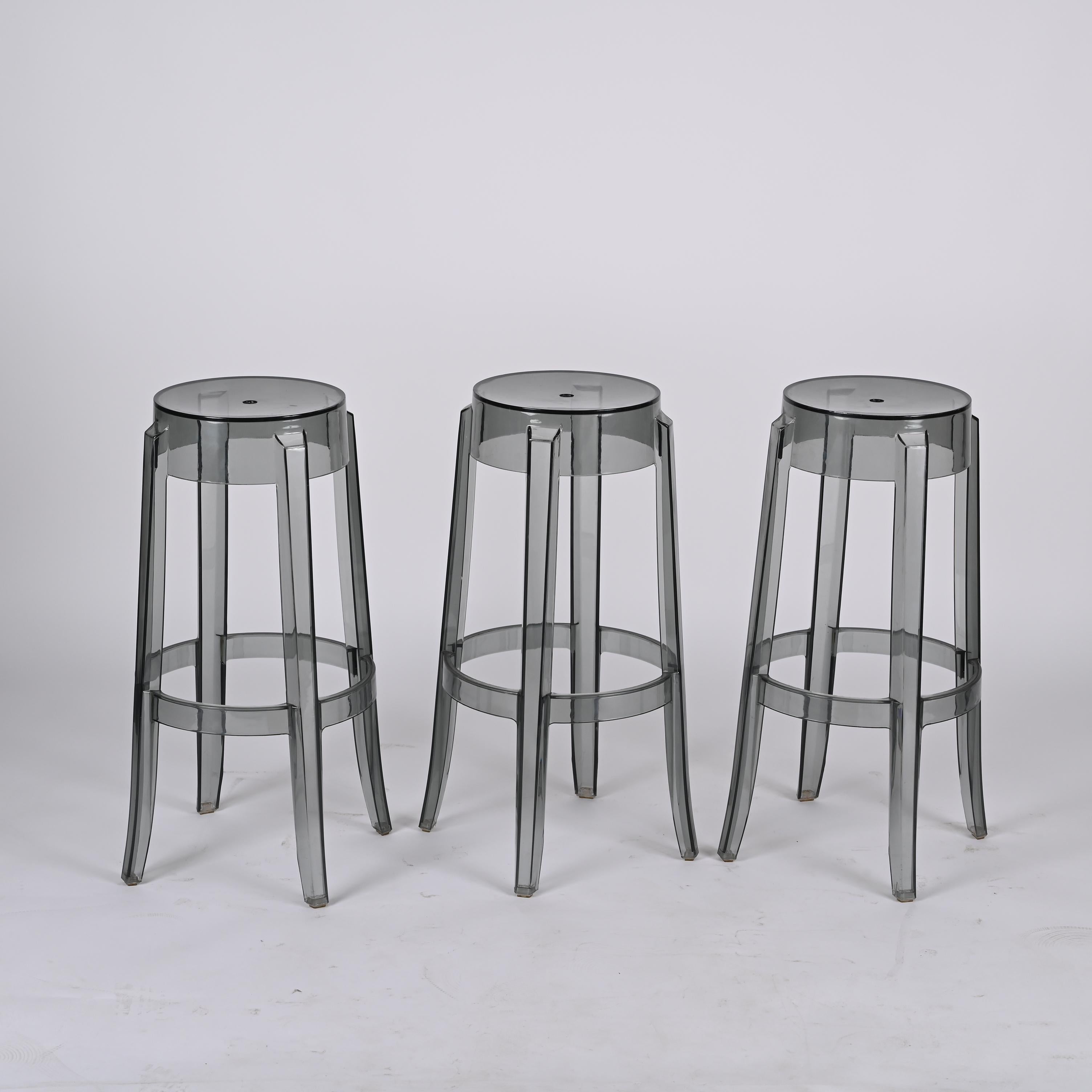 Plastique Grands tabourets Kartell Charles Ghost gris fumé de Philippe Starck, Italie en vente