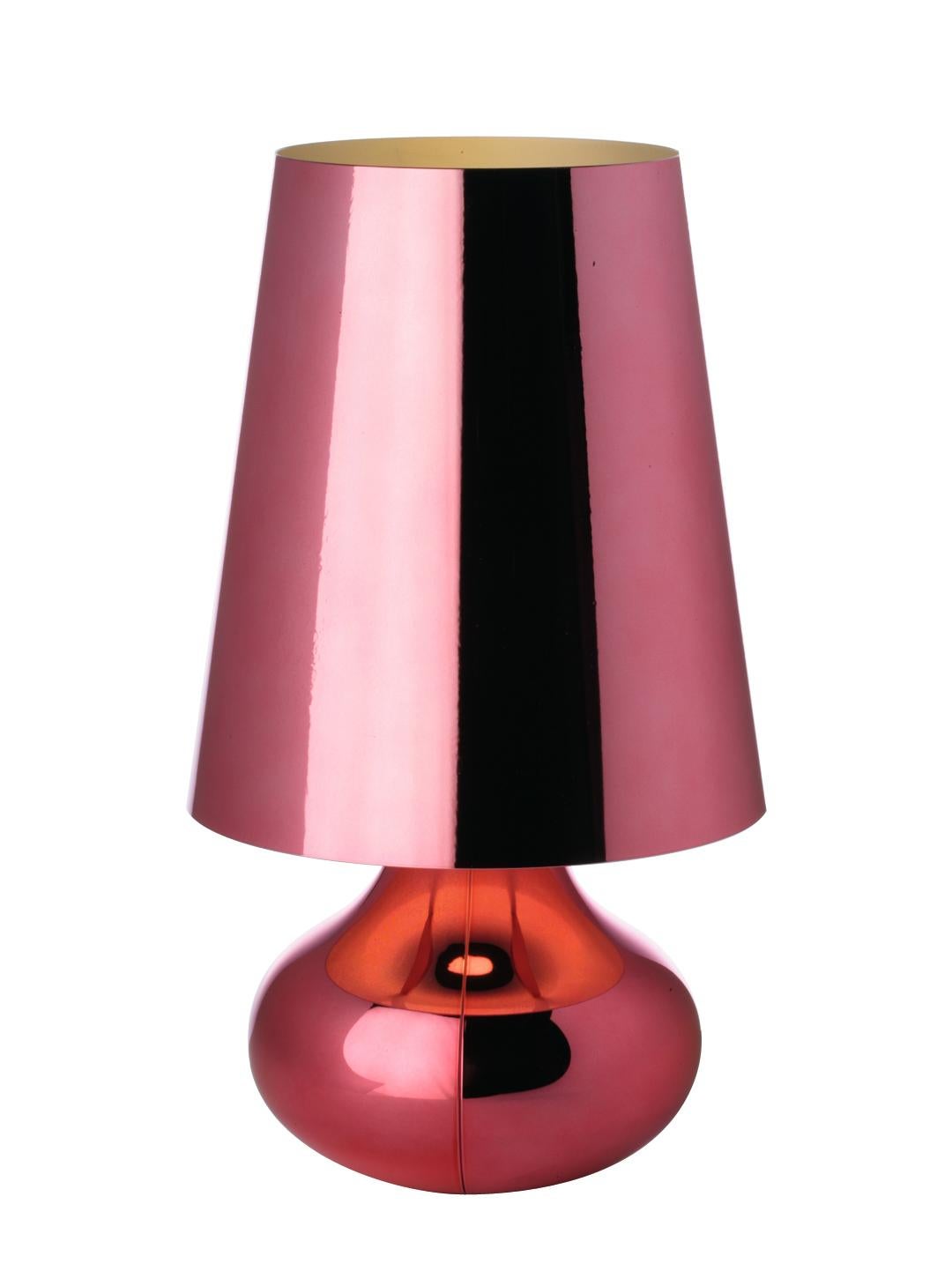 La lampe de table typique des années 70 revêt une nouvelle forme et une nouvelle couleur. La lampe Cindy, avec son abat-jour conique et sa base arrondie en forme de goutte d'eau, est disponible dans une large gamme de tons métalliques mats. La
