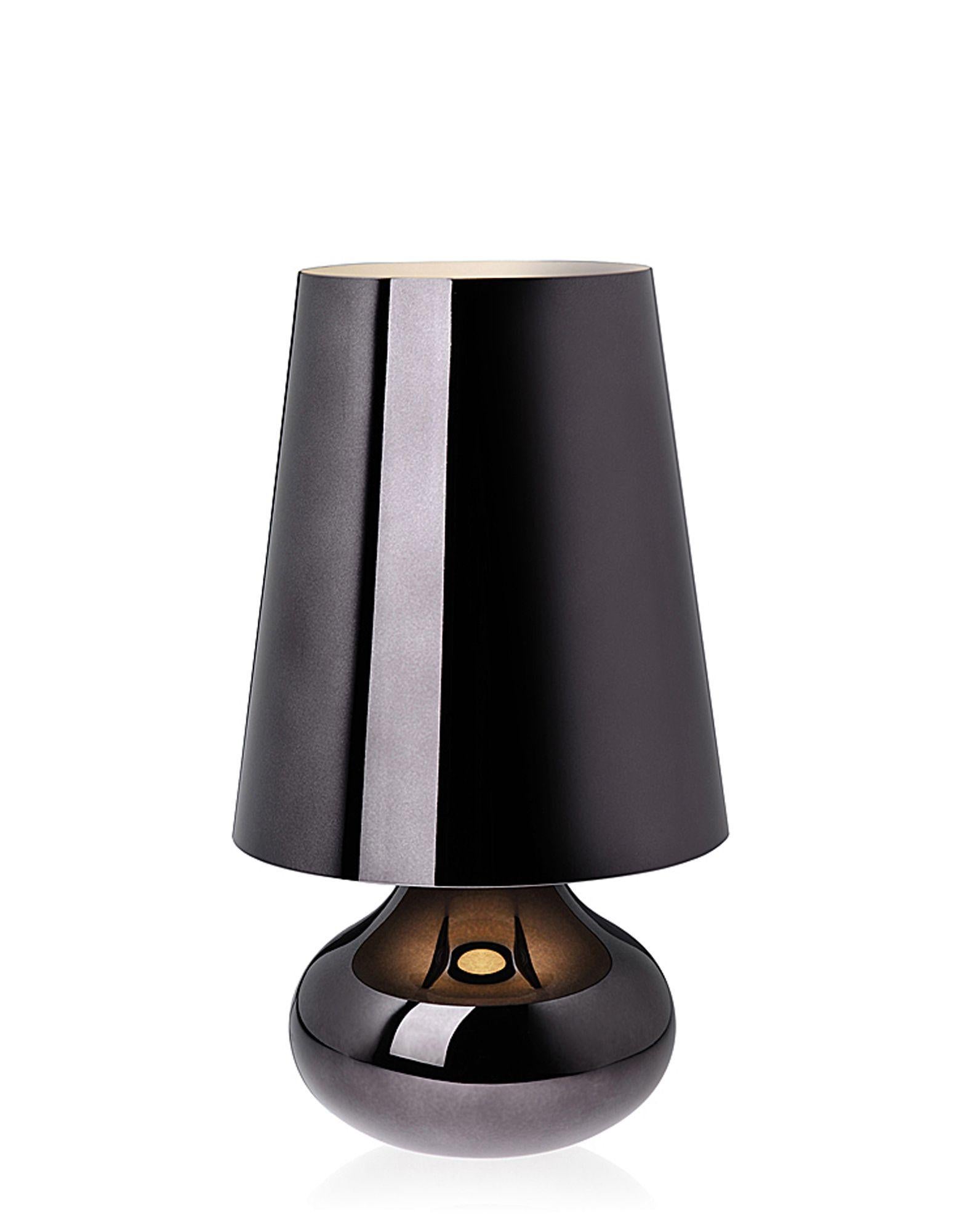 The typical table lamp of the seventies given new form and color. The Cindy lamp with a conical lampshade and rounded teardrop base comes in a broad range of all matte metallic tones. Cindy’s special feature is its shiny chrome-like finish that
