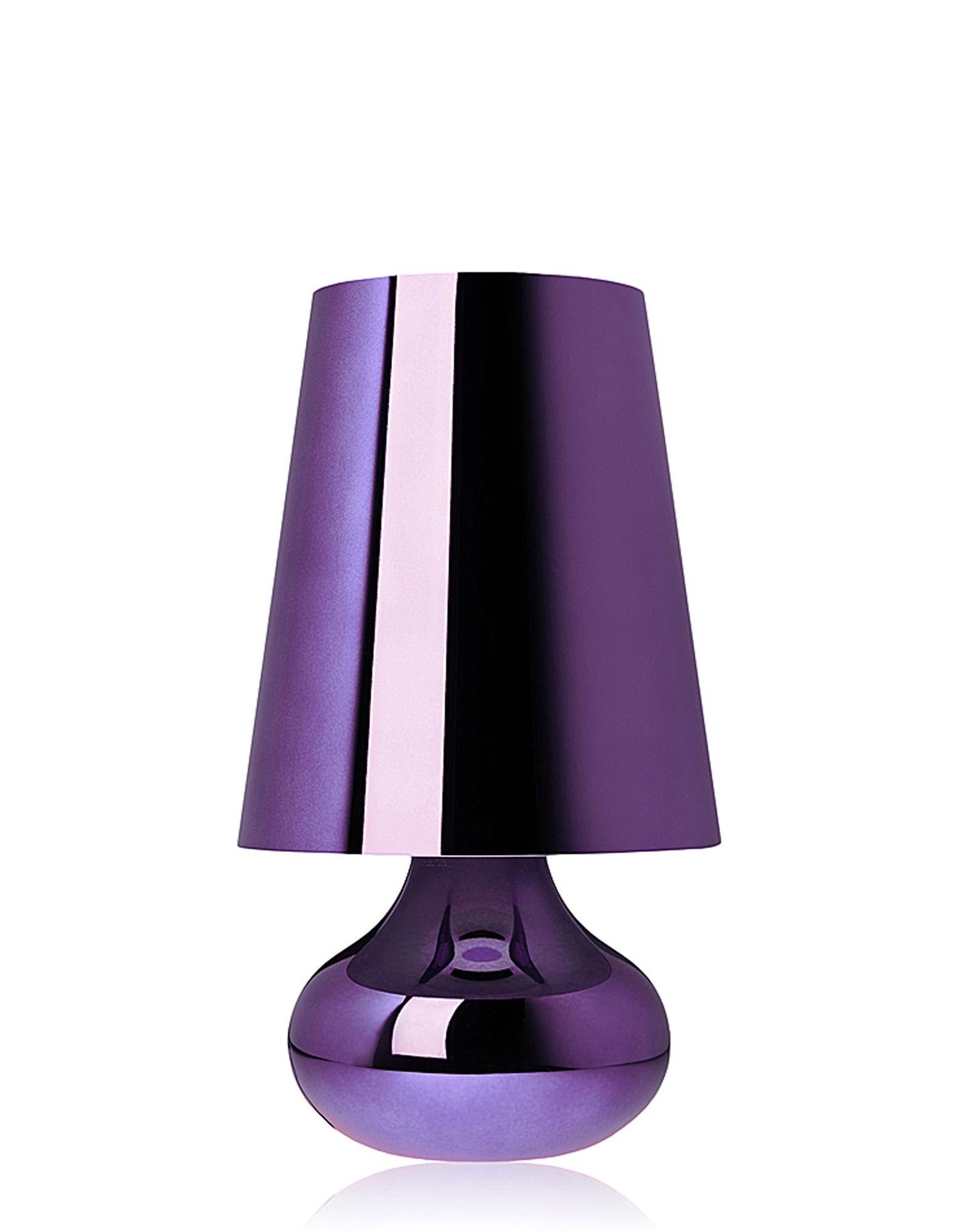 The typical table lamp of the seventies given new form and color. The Cindy lamp with a conical lampshade and rounded teardrop base comes in a broad range of all matte metallic tones. Cindy’s special feature is its shiny chrome-like finish that