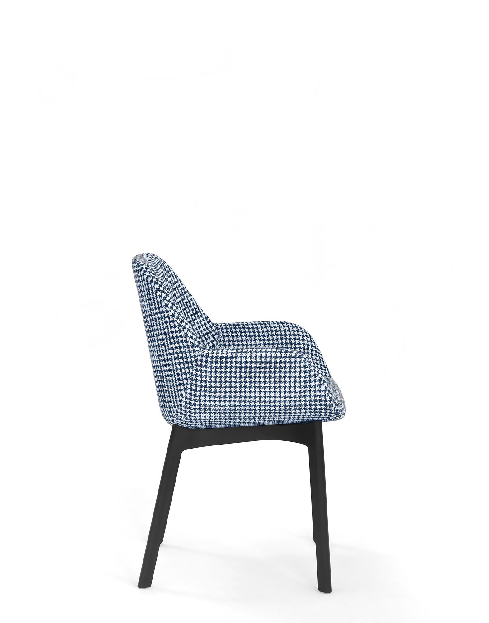 Clap est une petite chaise conçue spécialement pour le secteur contractuel, adaptée aux exigences d'ameublement les plus diverses.

La structure du siège est disponible en différentes couleurs, qui s'harmonisent transversalement avec les motifs du