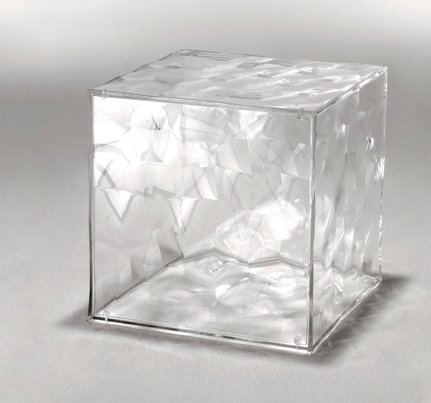 Optic is a container cube with a door. Its surface is strikingly decorated with square-based transparent or mirrored pyramids, slightly in relief, which creates a strong visual impact.
Optic measures 41 x 41 x 41 cm. and offers a myriad of potential