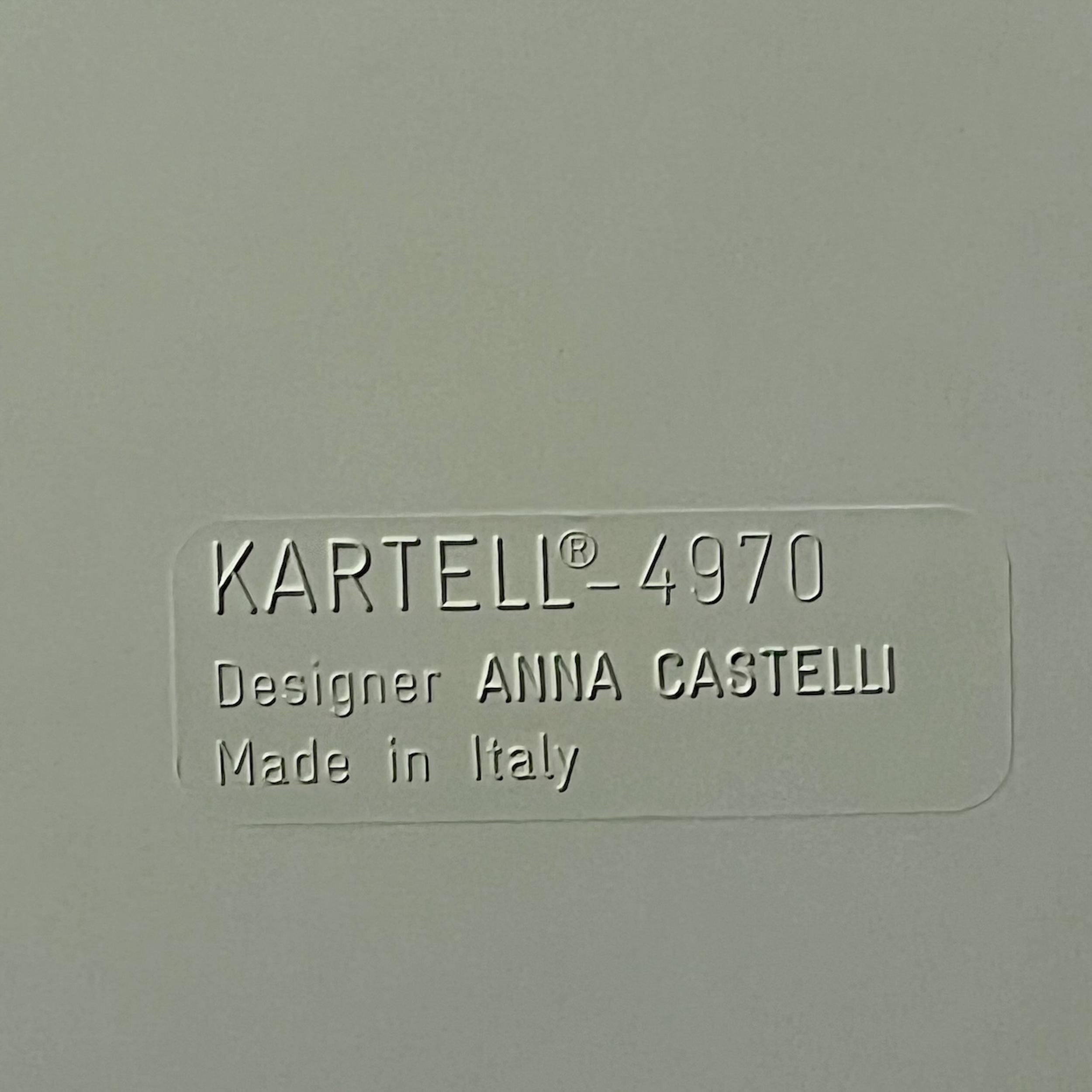 Die modulare Einheit Kartell Componibili 4970, 1967 von Anna Castelli Ferrieri entworfen, ist ein bedeutendes Beispiel für das Möbeldesign des Space Age. Diese frühe quadratische Version in Elfenbein mit dezent abgerundeten Kanten ist ein Beispiel
