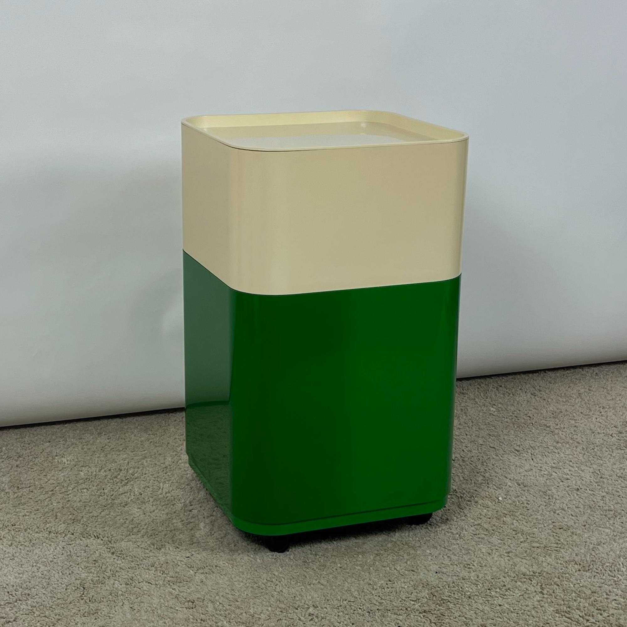 Italian Kartell 'Componibili' Square Based Cabinet Modules in green and white, 1960s For Sale