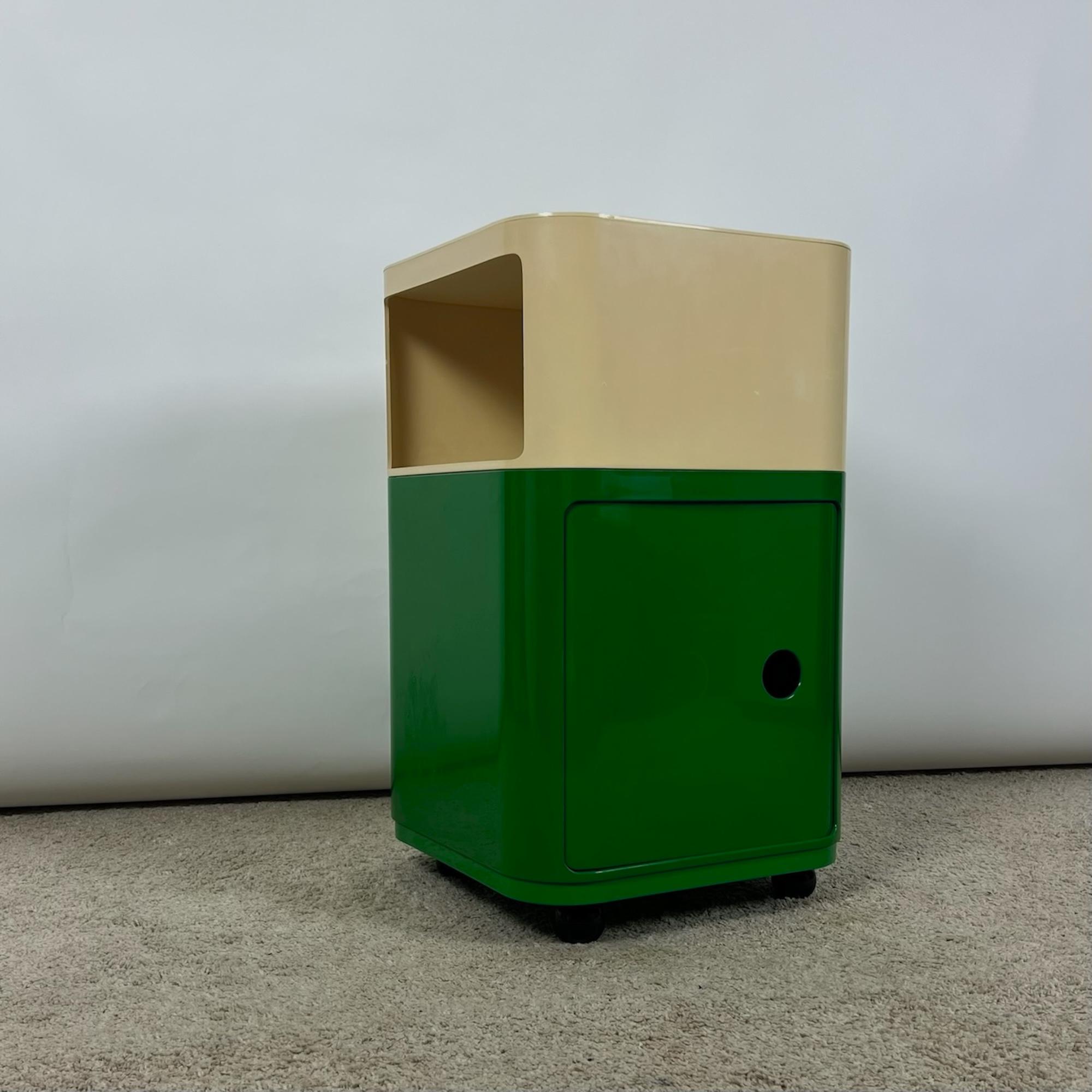 Kartell 'Componibili' Square Based Cabinet Modules in green and white, 1960s In Good Condition For Sale In San Benedetto Del Tronto, IT
