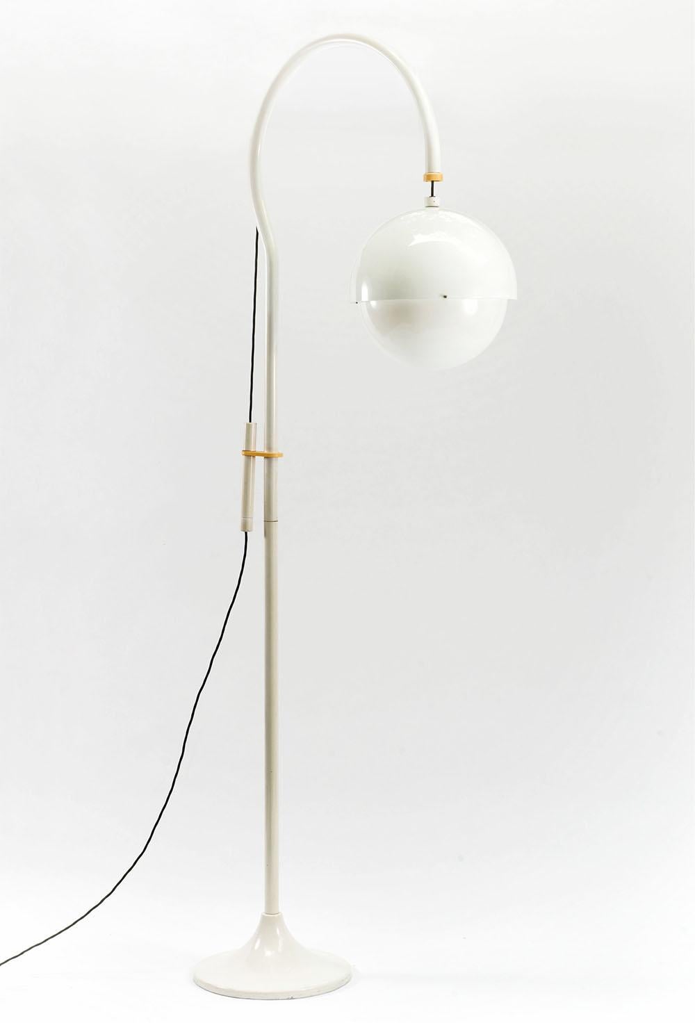 Rare floor lamp design Luigi Bandini Buti for Kartell 1965.
Painted tubular metal structure, plexiglass double hemisphere diffuser.
Mechanism with weight and up and down for adjustment.
Original electrical system.
In excellent conditions.