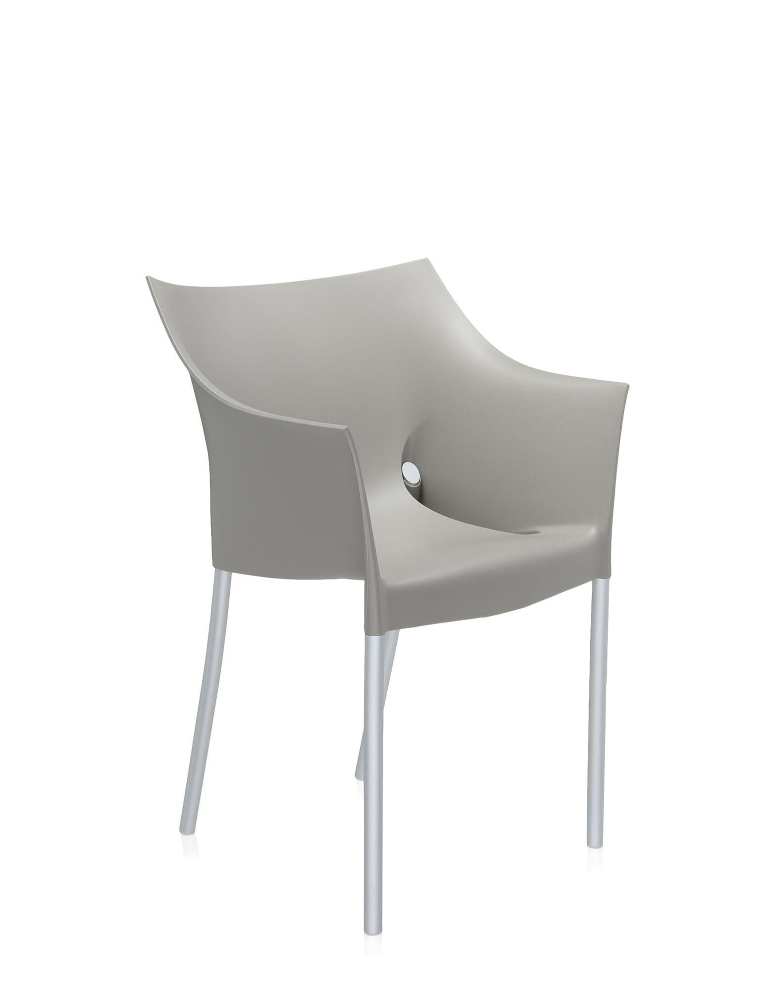 Le petit fauteuil Dr. NO est un classique de Kartell, connu pour sa parfaite combinaison de fonctionnalité et de beauté. NO n'est pas affecté par les changements de température, est empilable jusqu'à quatre éléments et se caractérise par son assise