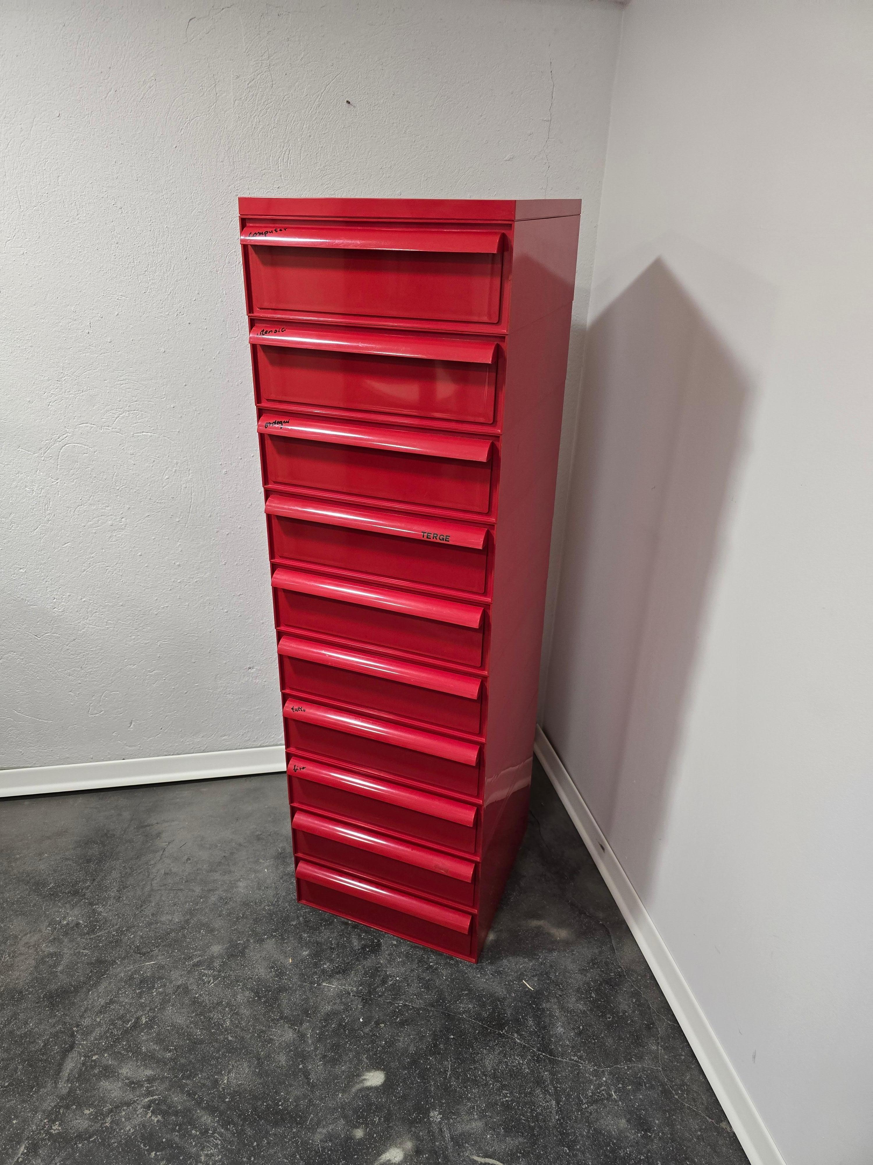 Cassettiera modulare italiana in plastica rossa 4601 3-5 di Simon Fussel per Kartell, anni Settanta. Armadio modulare modello 4601 in plastica rossa, con dieci cassetti e un coperchio. La struttura può essere separata in più parti come
