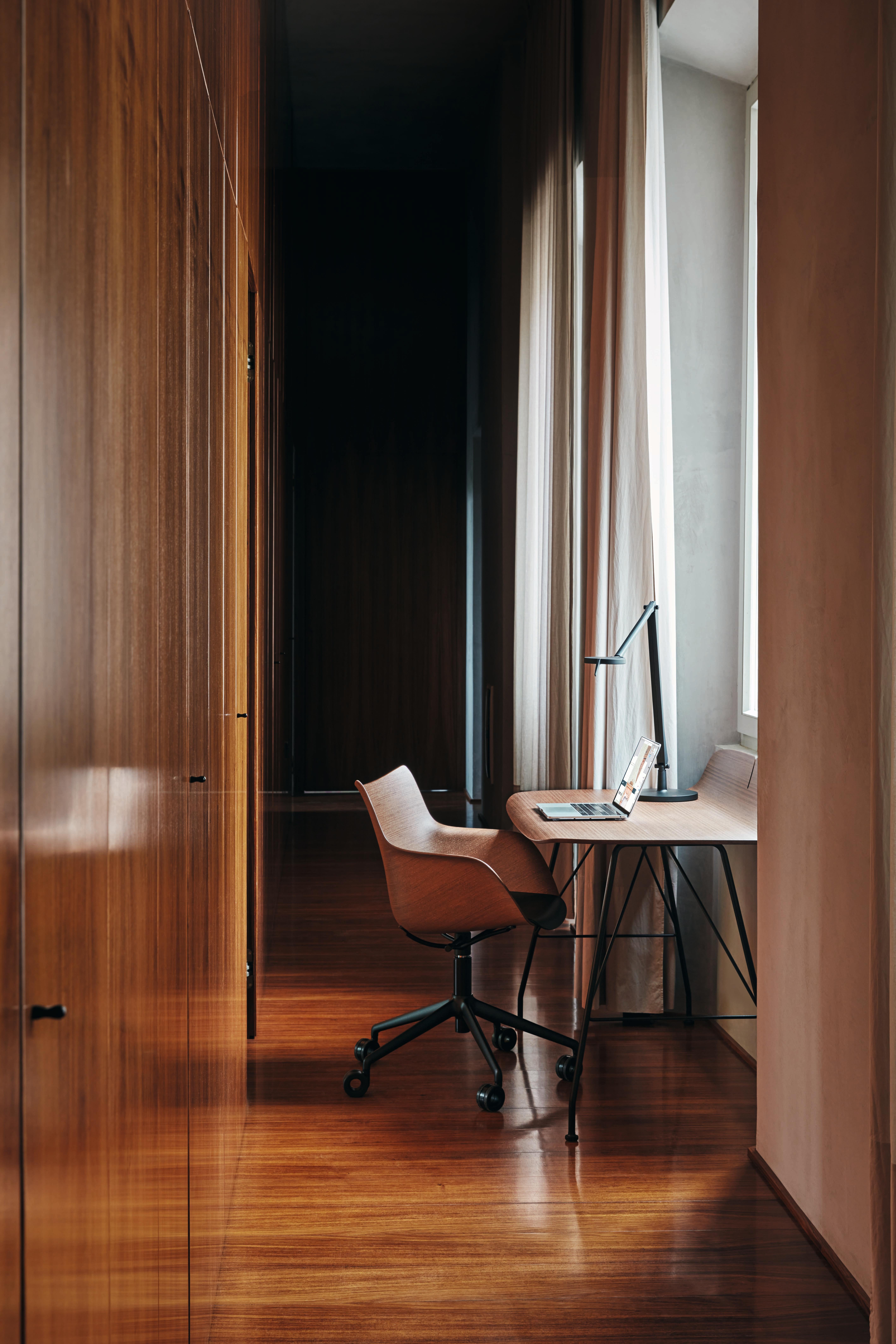 Escritorio Kartell Earl of Wood de Philippe Stark en madera oscura y marco negro Moderno en venta