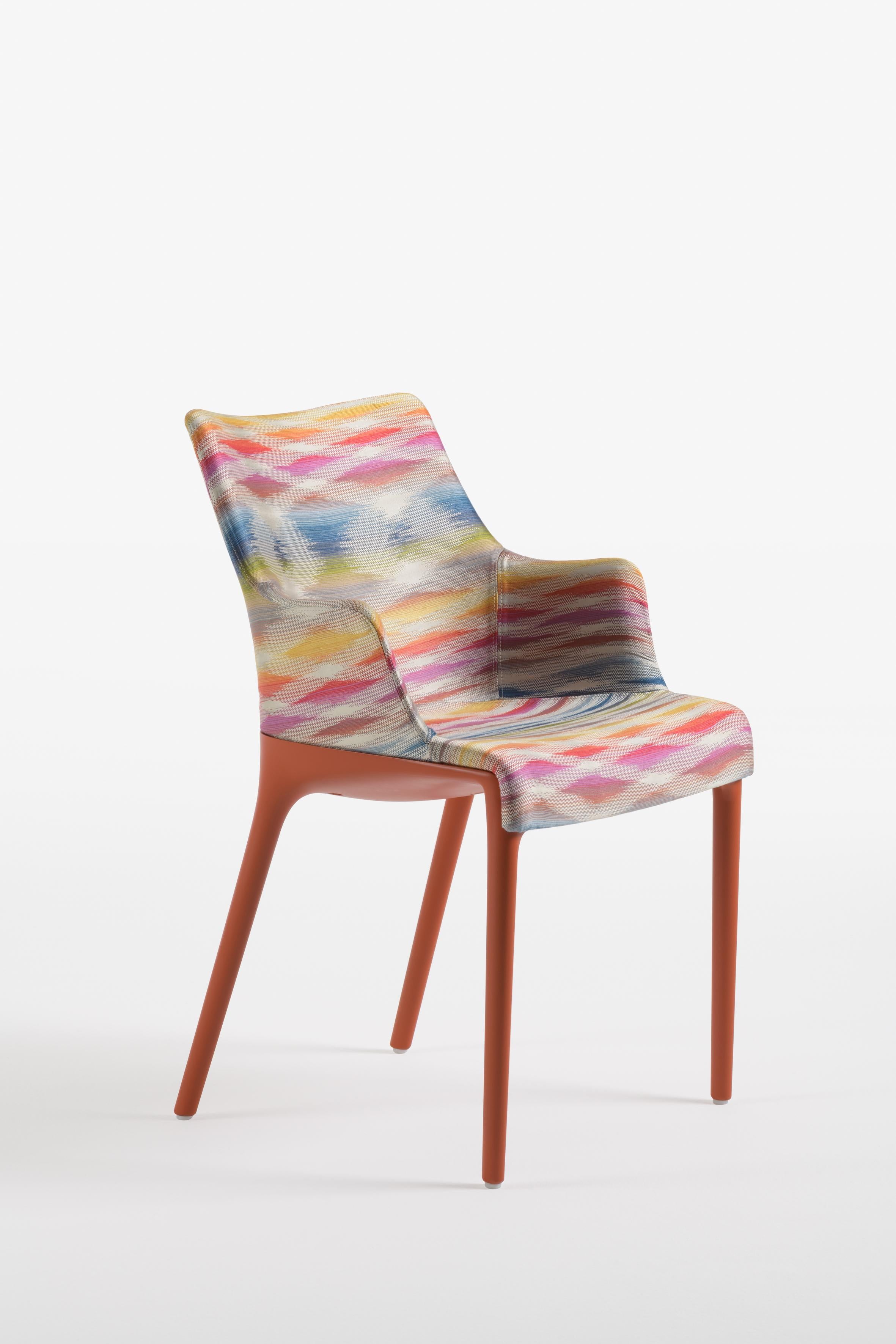 L'Elegance et son charme discret. Philippe Starck a repensé les lignes essentielles du style italien avec une chaise intemporelle qui allie l'univers de la haute couture au bon ton. Signes distinctifs : raffinement et discrétion, douceur et